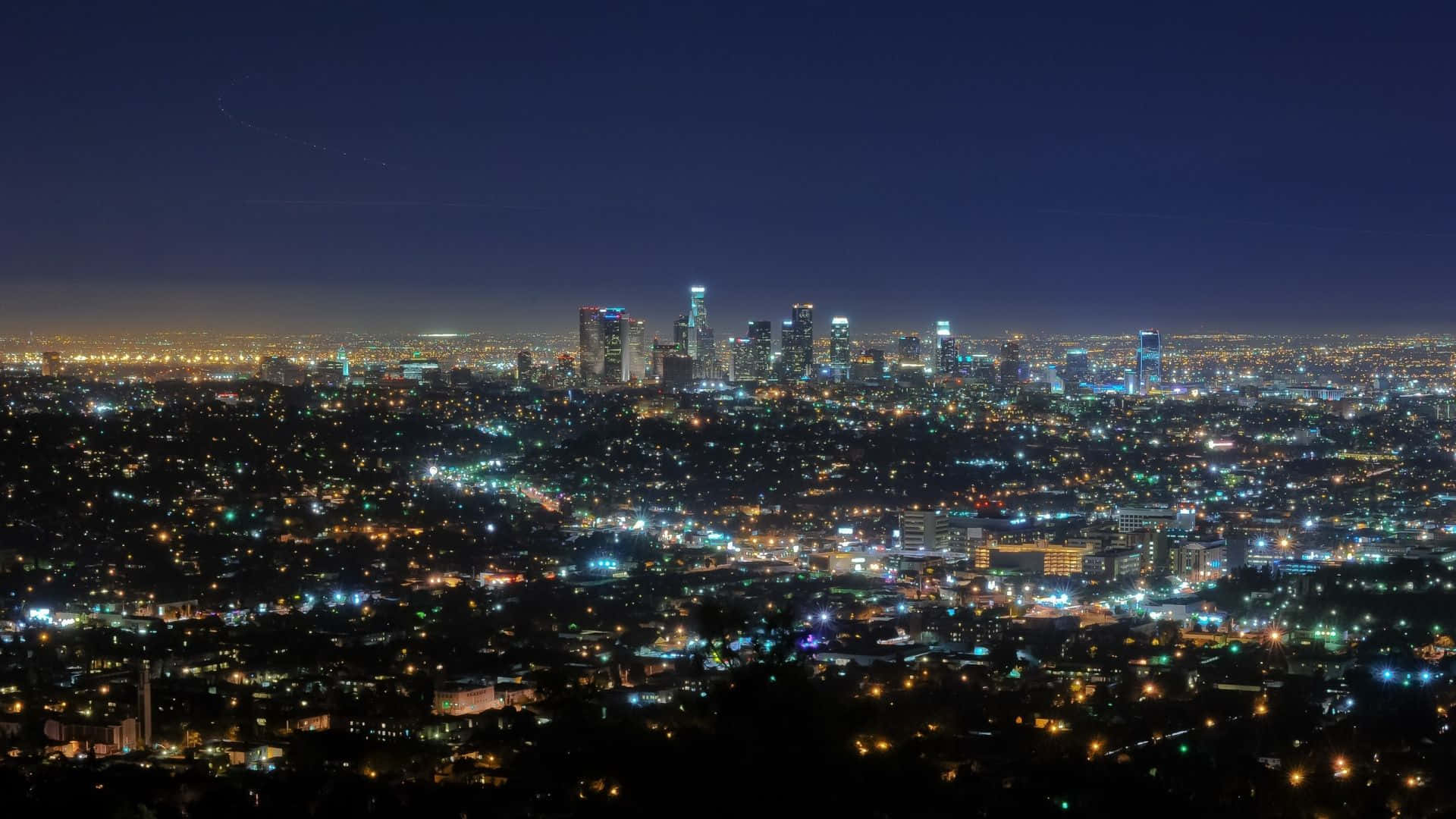 加州 桌布 壁紙 — 廣闊的城市夜景，無數閃爍的燈光延伸至漆黑的天空。