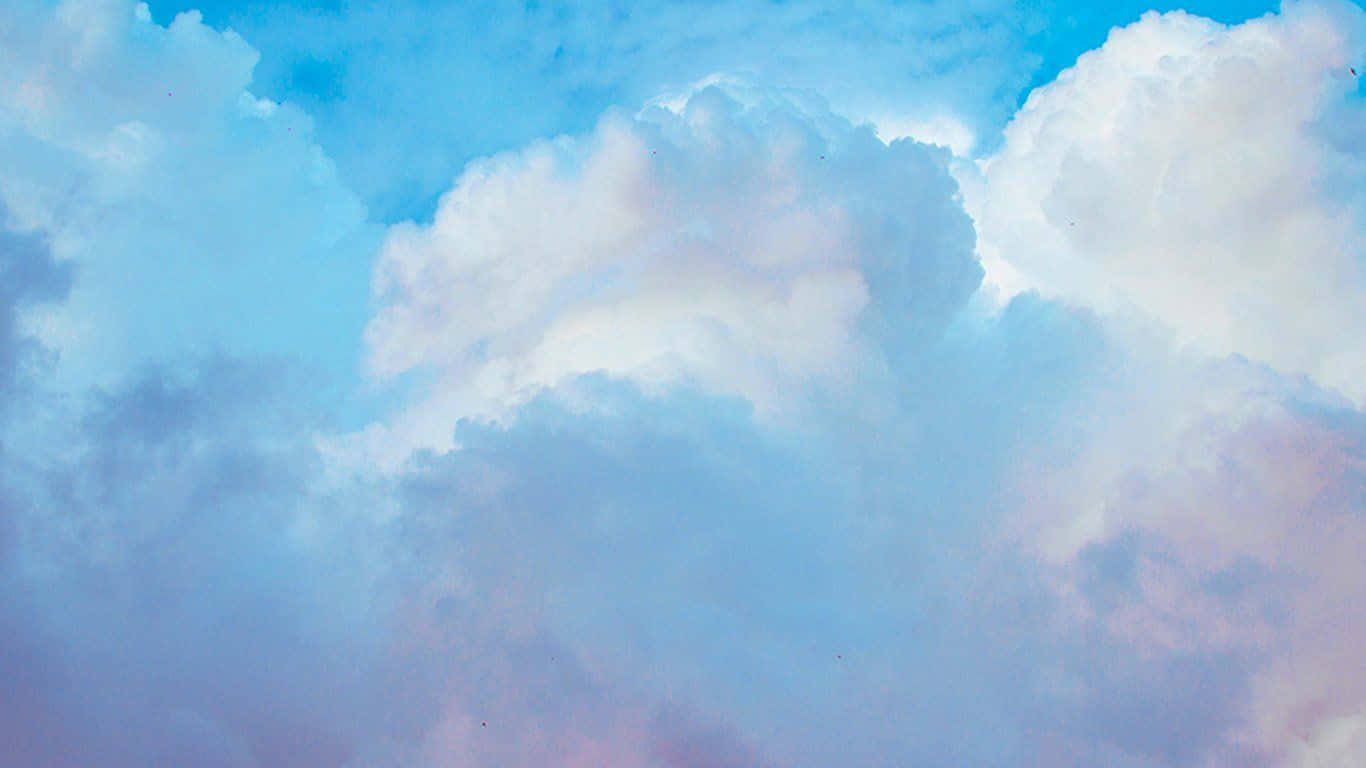 淺藍色 桌布 壁紙 — 廣闊的天空中佈滿了蓬鬆的白雲，在清澈的蔚藍背景下帶有柔和的粉紅色和藍色色調。