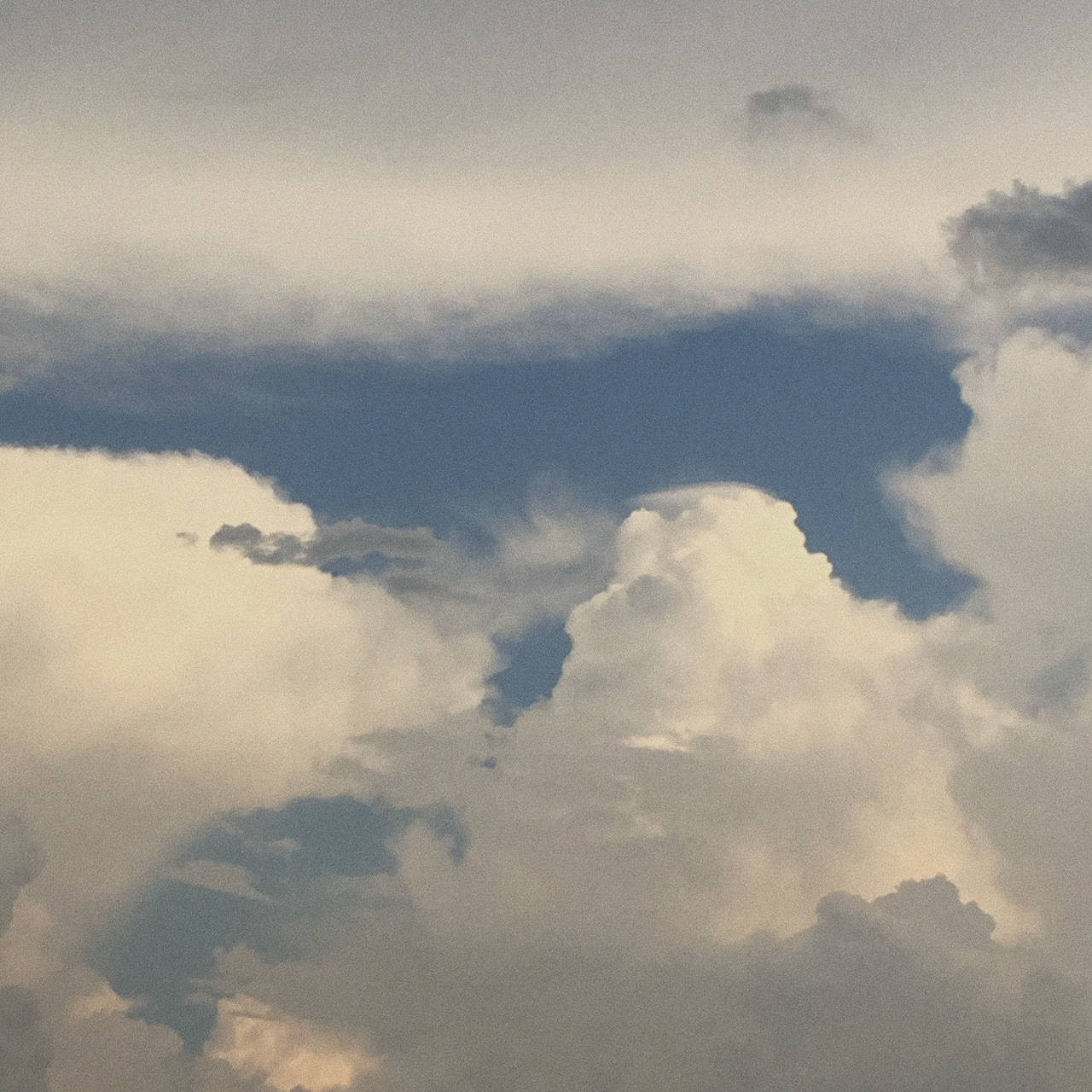 雲朵 桌布 壁紙 — 廣闊的天空充滿了戲劇性的雲朵，呈現柔和的灰色和深藍色調，營造出陰鬱的氛圍場景。