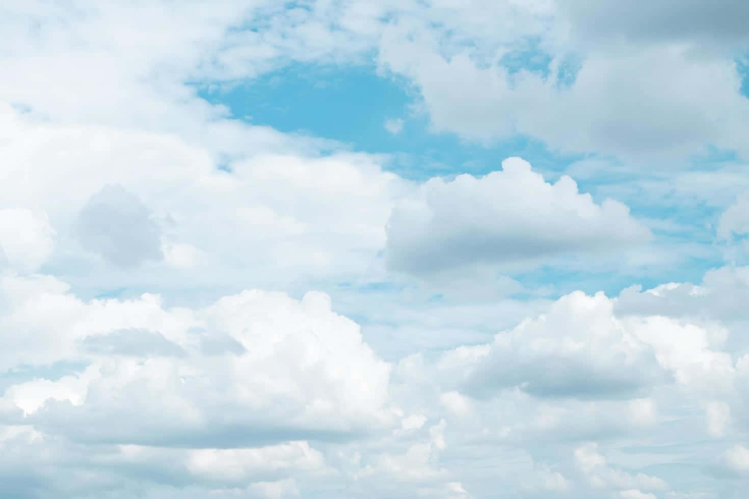 Aesthetic Cloud 桌布 壁紙 — 廣闊的天空充滿了蓬鬆的白雲，在明亮的藍色畫布上飄移。