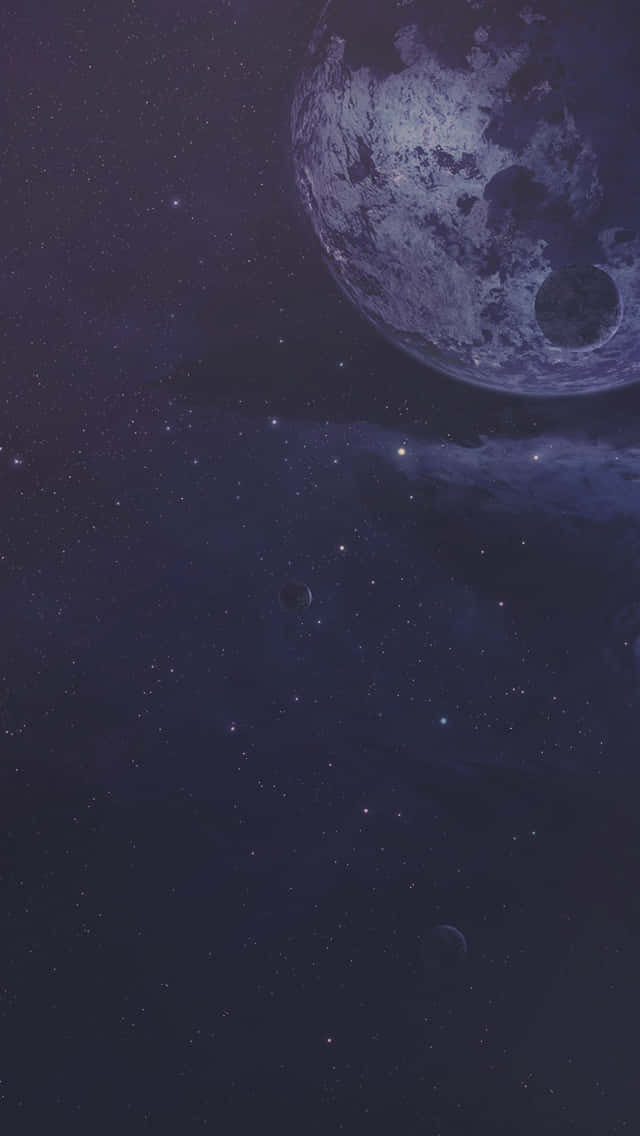 Moon And Stars iPhone 桌布 壁紙 — 廣闊的宇宙場景，一個巨大的隕石坑月球在深靛藍色太空下主宰著星場。