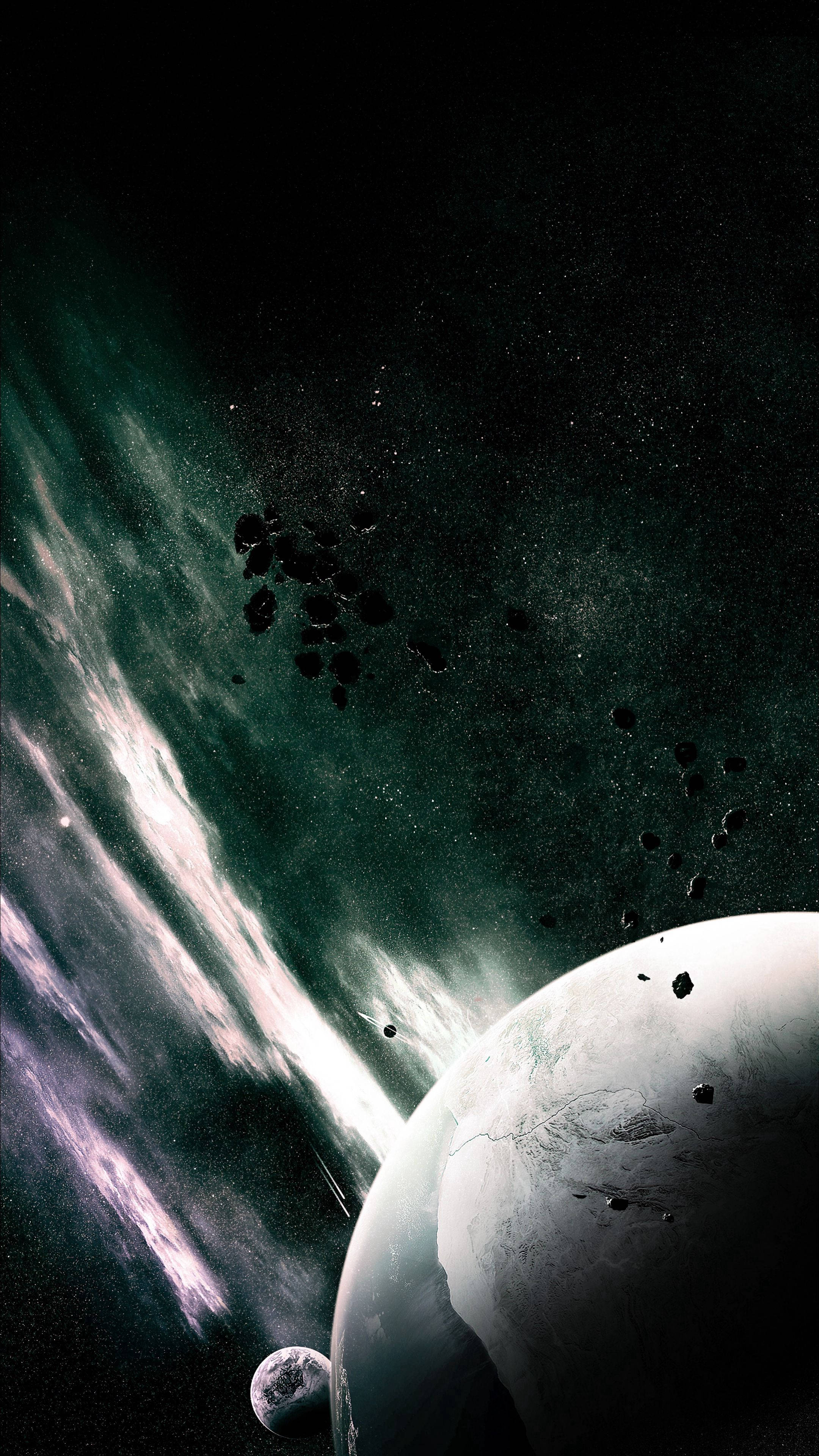 外太空 桌布 壁紙 — 廣闊的宇宙場景，一顆大行星和較小的衛星被發光的星雲和漂浮的小行星包圍在深空中。