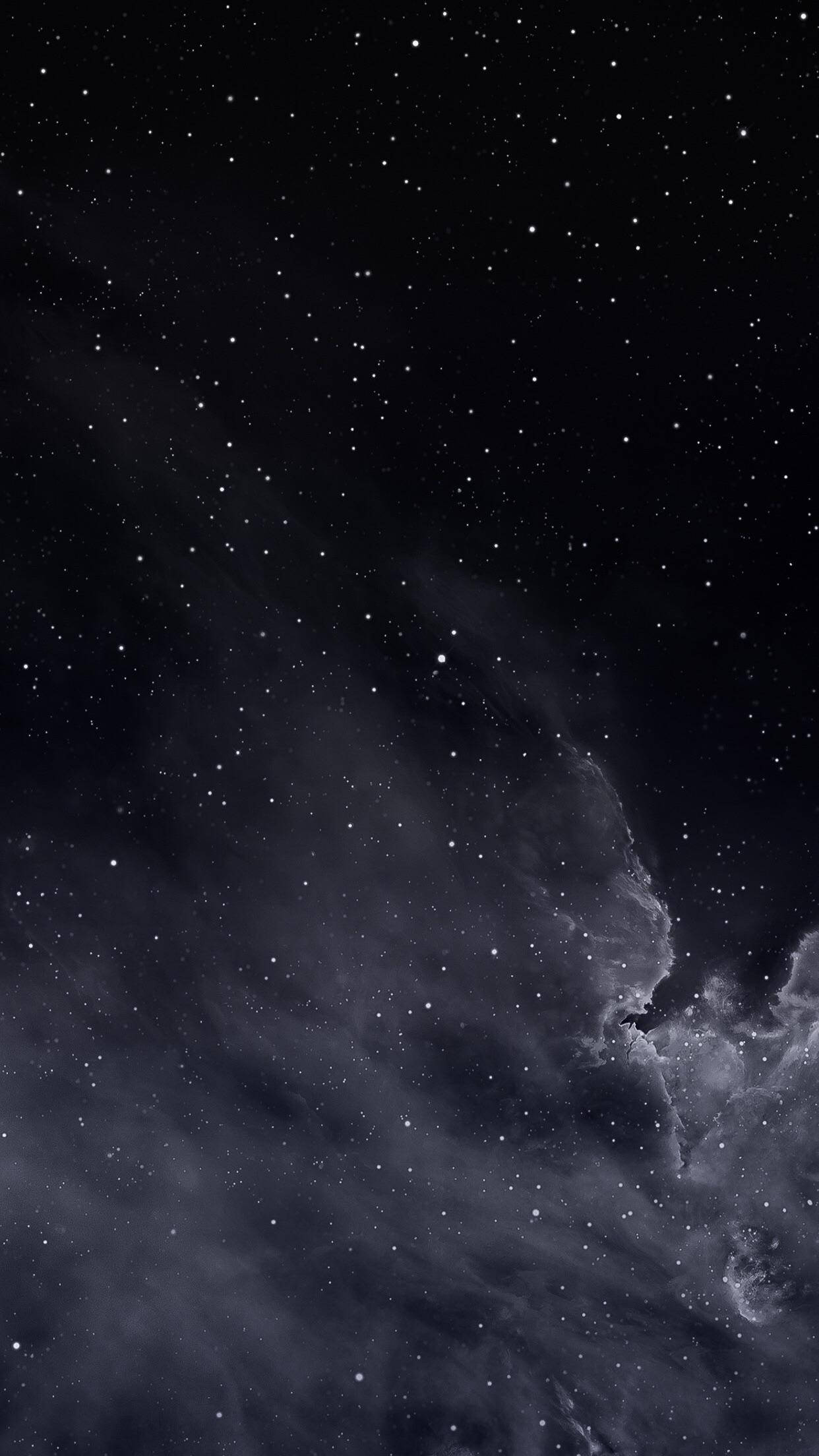 iPhone 桌布 壁紙 — 廣闊的宇宙場景，充滿無數恆星和旋轉的黑暗星雲，背景是深邃的黑色虛空。