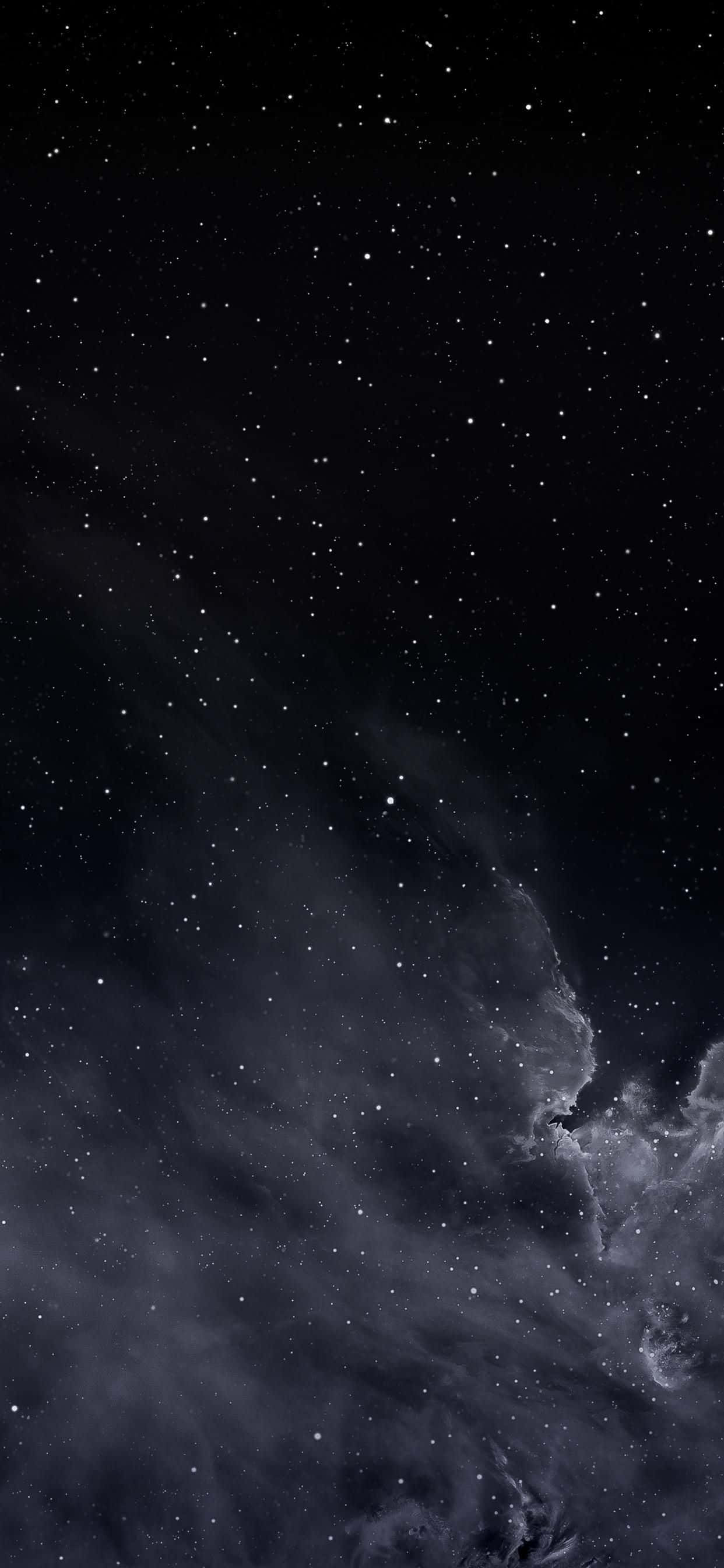 桌布 壁紙 — 廣闊的宇宙場景，充滿閃爍的星星和旋轉的黑暗星雲，背景是深邃的黑色虛空。