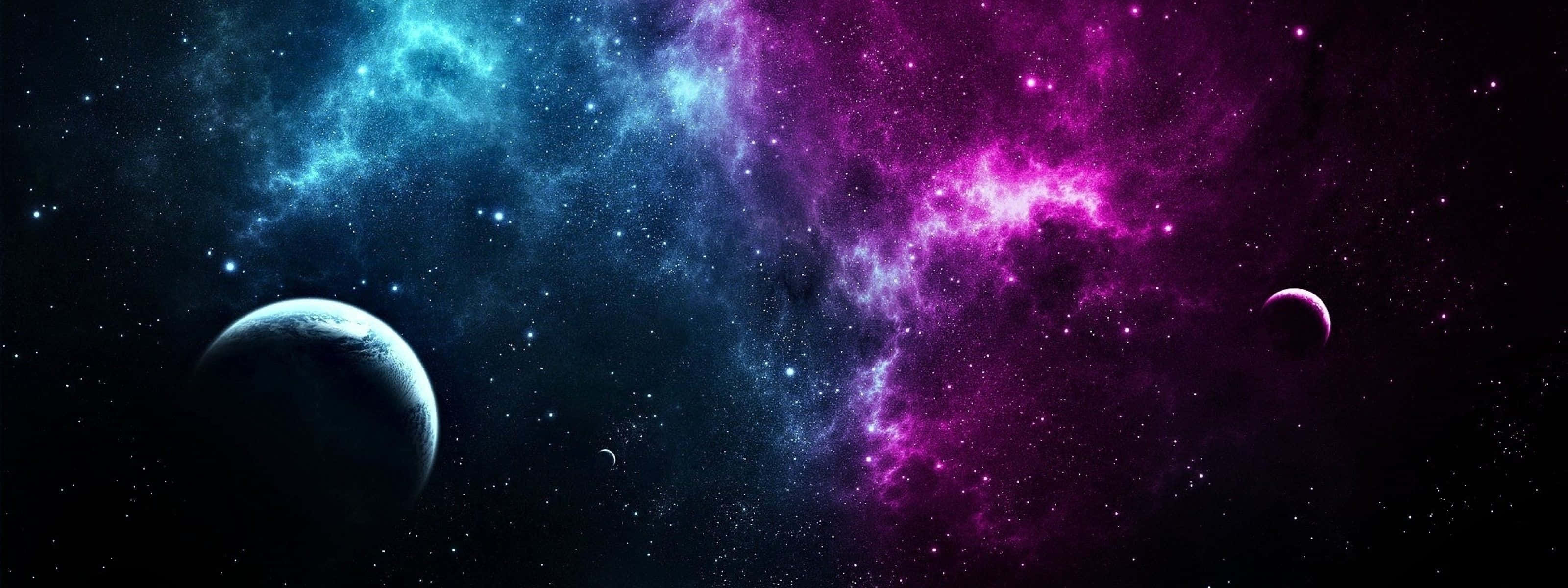 銀河 桌布 壁紙 — 廣闊的宇宙場景，發光的藍色和紫色星雲在兩顆行星之間盤旋，背景是星場。