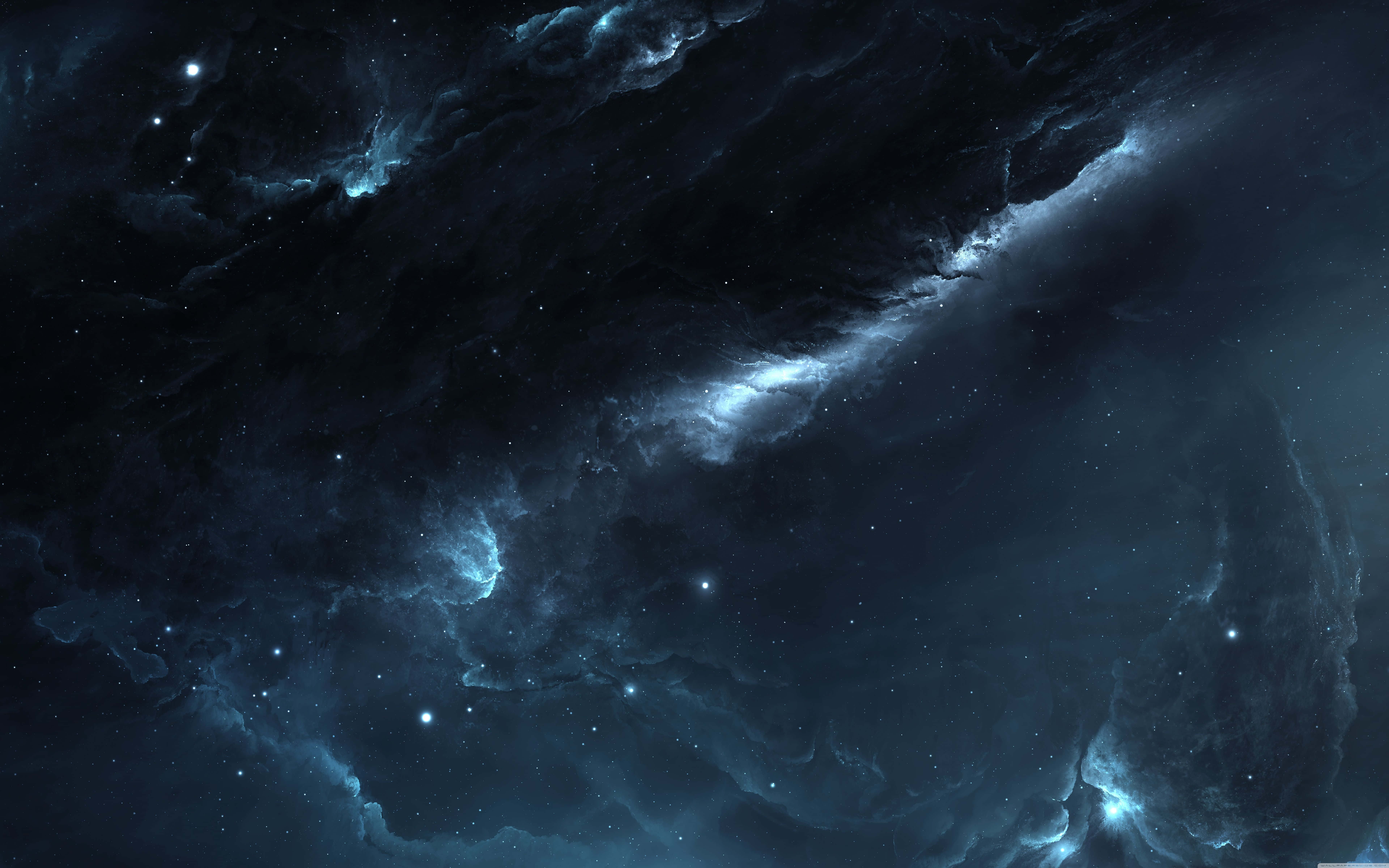 Celestial 桌布 壁紙 — 廣闊的宇宙星雲，在深邃的太空背景下，有發光的藍色雲團和散落的星星。