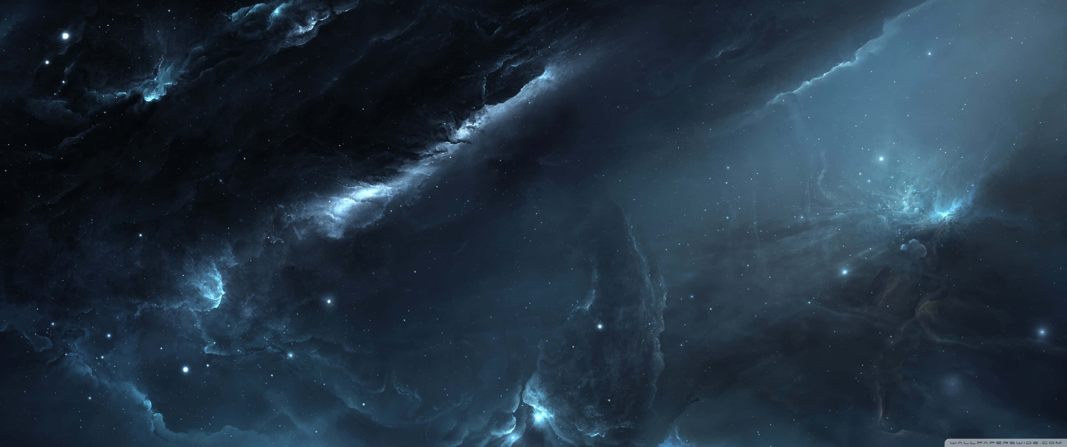 Ultra Wide 3440x1440 Space 桌布 壁紙 — 廣闊的宇宙星雲在星場下旋轉，散發著發光的藍色氣體和黑暗的宇宙塵埃。