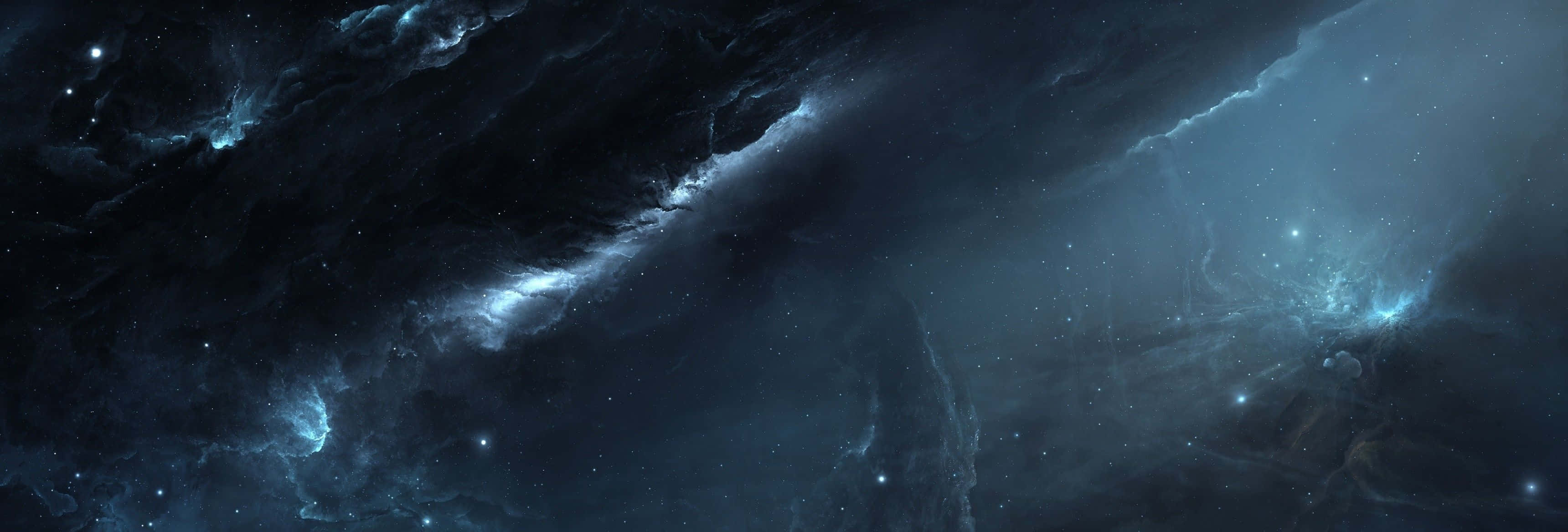 wide 桌布 壁紙 — 廣闊的宇宙星雲在星場下旋轉，散發著發光的藍色和黑色宇宙塵埃。