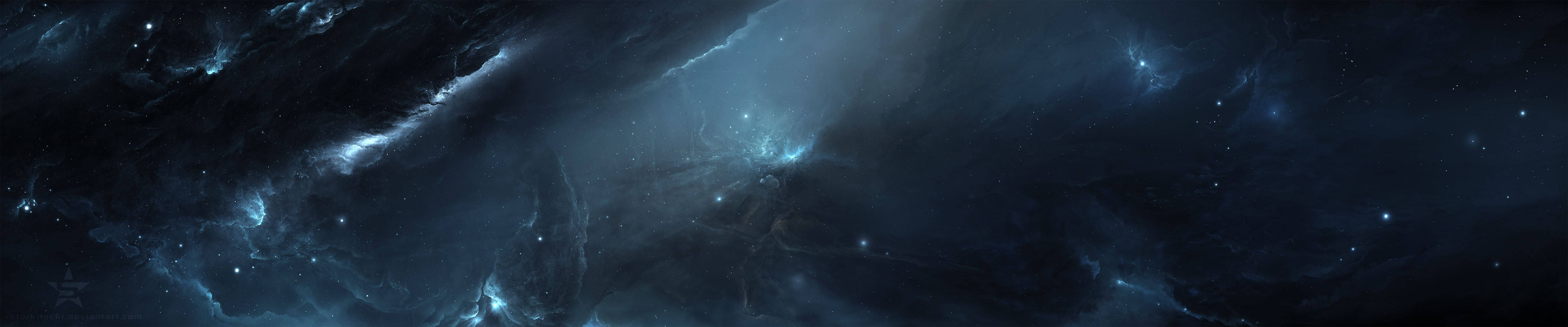 Triple 桌布 壁紙 — 廣闊的宇宙星雲在星空中旋轉，帶有深藍色和發光的電光般亮點。