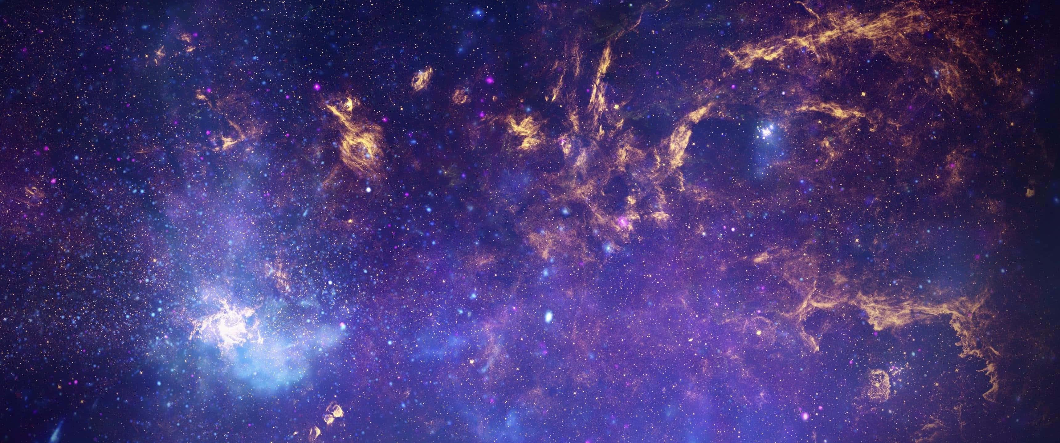 Ultra Wide 3440x1440 Space 桌布 壁紙 — 廣闊的宇宙星雲在深空星場背景下散發出金色和紫色的光芒。
