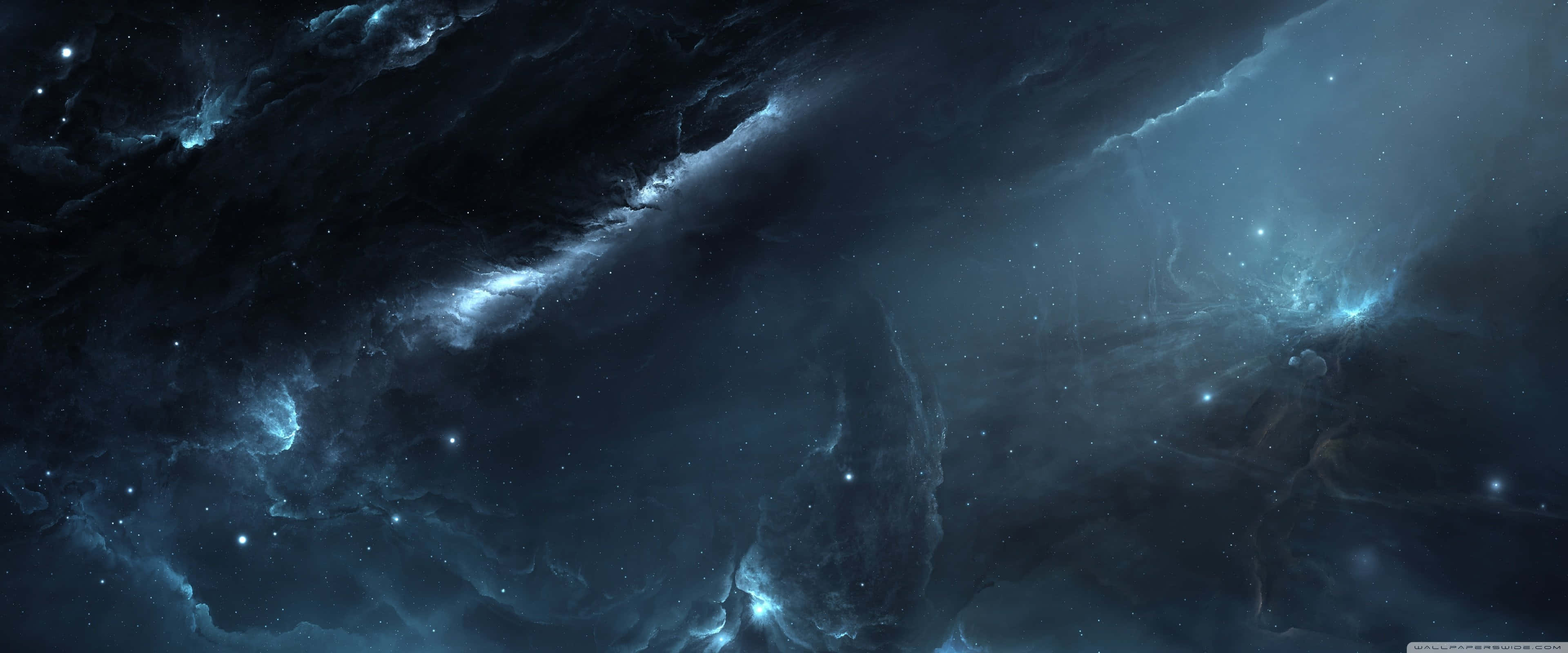 Apple 3840x1600 桌布 壁紙 — 廣闊的宇宙星雲在深藍色和黑色中旋轉，發光的星團照亮了宇宙塵埃雲。