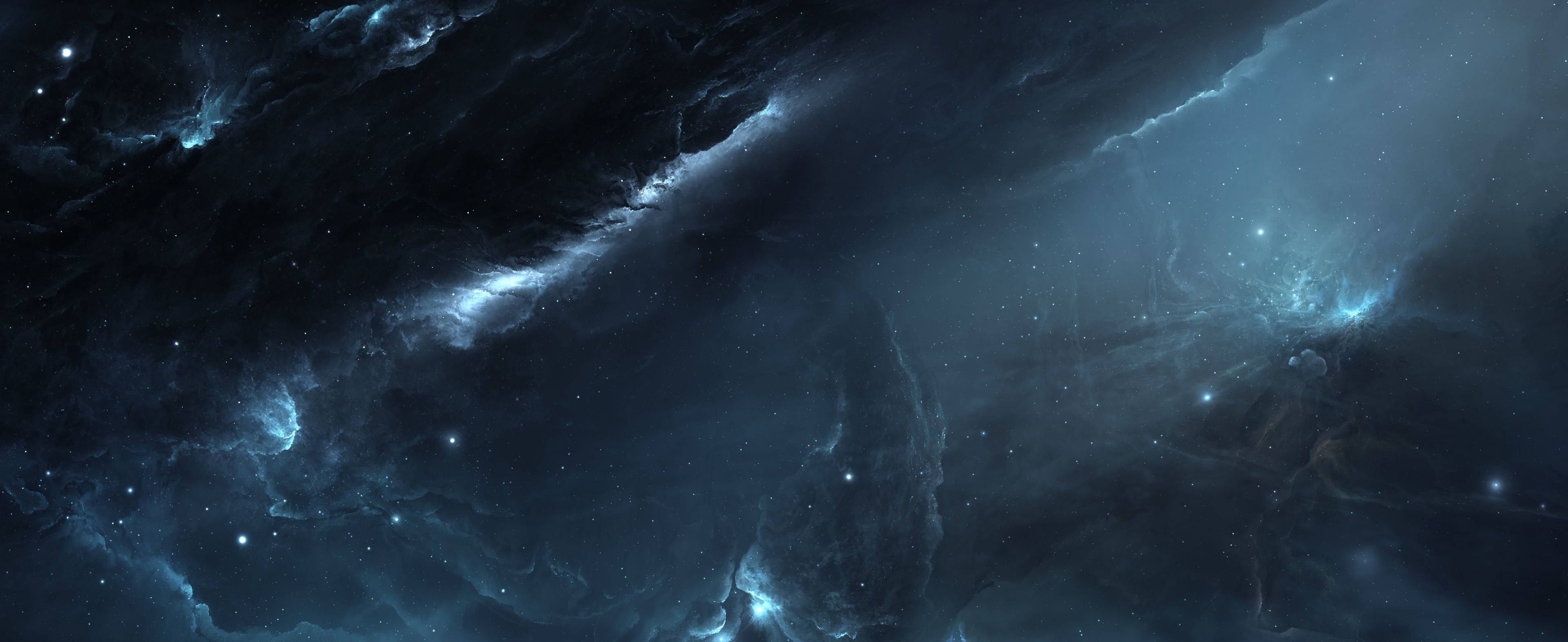 3840x1600 桌布 壁紙 — 廣闊的宇宙星雲在深藍色和黑色中旋轉，發光的星團散落在虛空中。