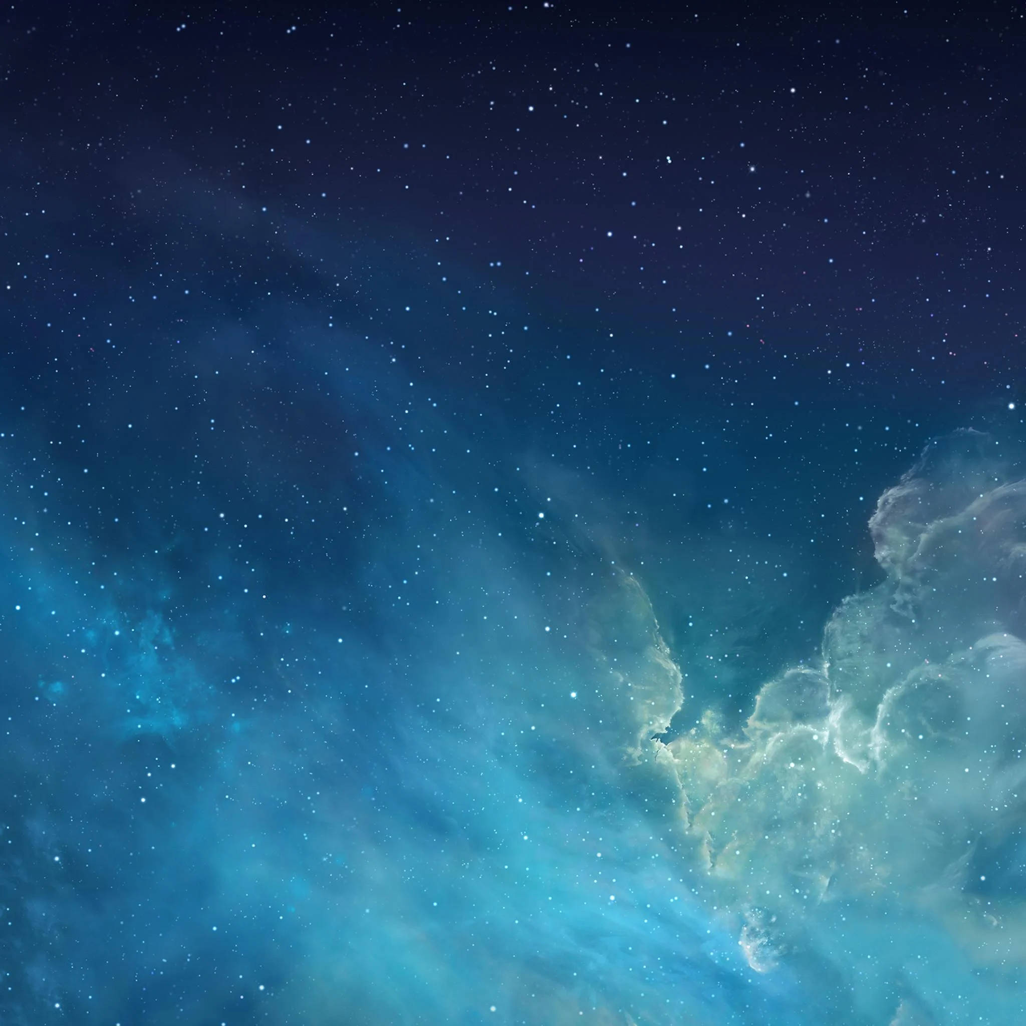 夜空 桌布 壁紙 — 廣闊的宇宙星雲在深邃的靛藍色天空下，在星場中旋轉出電光藍和白色。