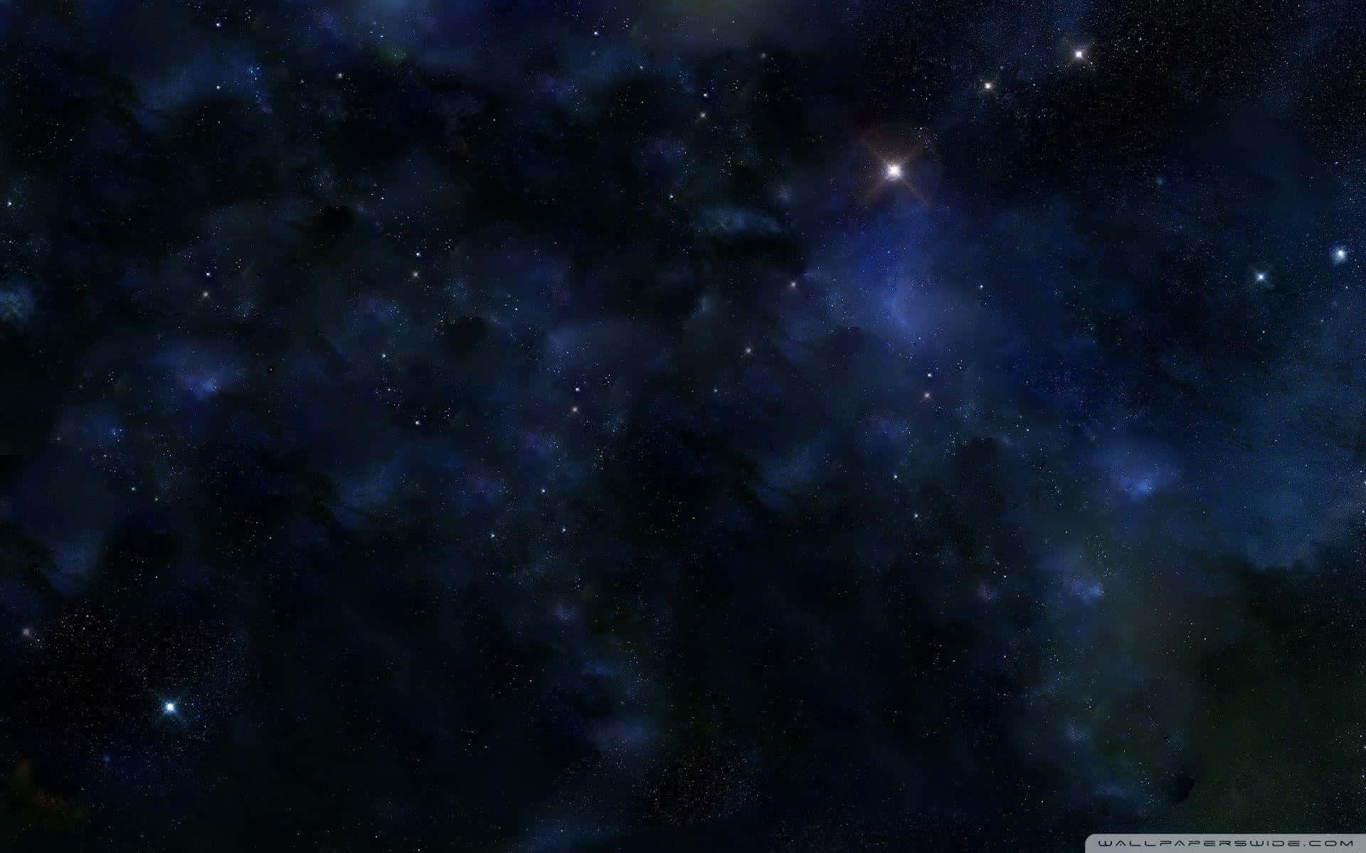 Deep Space HD 桌布 壁紙 — 廣闊的宇宙空間，充滿了深藍色和紫色的發光恆星和旋轉星雲。