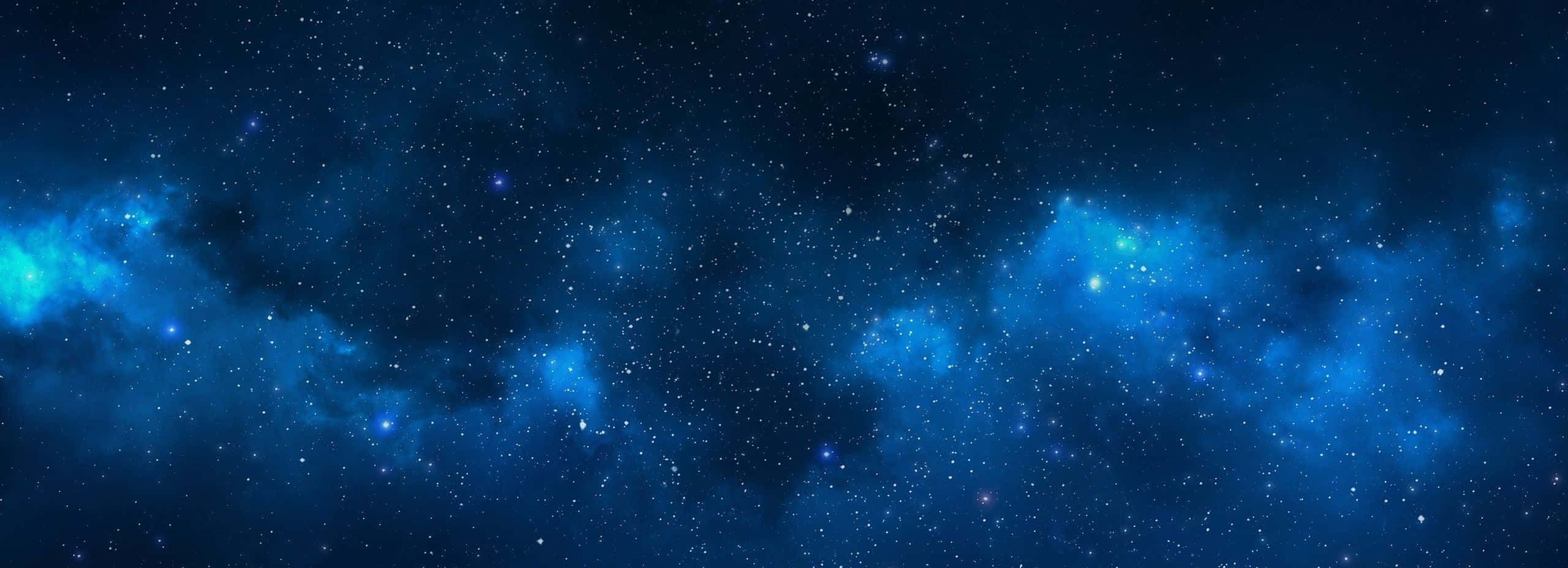 wide 桌布 壁紙 — 廣闊的宇宙空間，充滿了發光的藍色星雲和閃爍的星星，背景是深靛藍色的虛空。