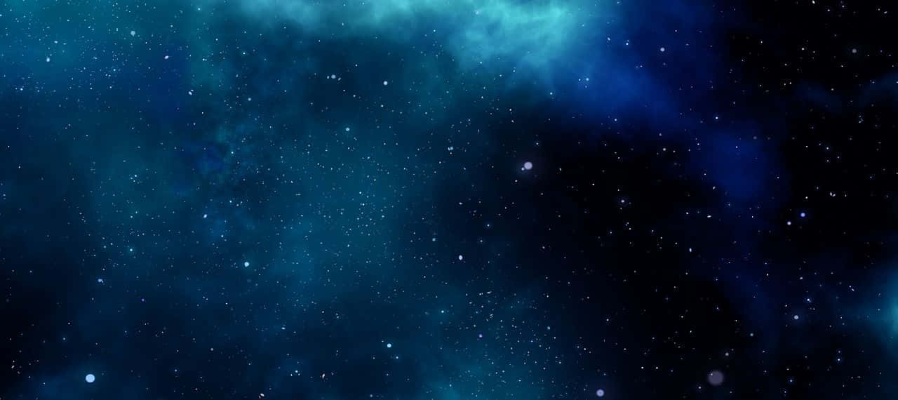 太空 桌布 壁紙 — 廣闊的宇宙空間，充滿了閃爍的星星和旋轉的藍綠色星雲，背景是深邃的靛藍色虛空。