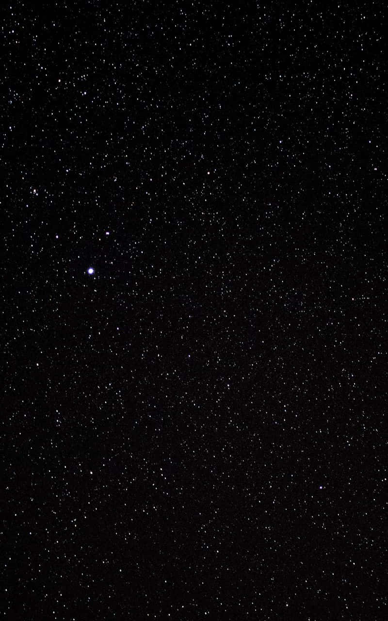 太空美學動圖 桌布 壁紙 — 廣闊的星空充滿了墨黑色的太空，有無數的光點和一顆突出的明亮藍色星星。