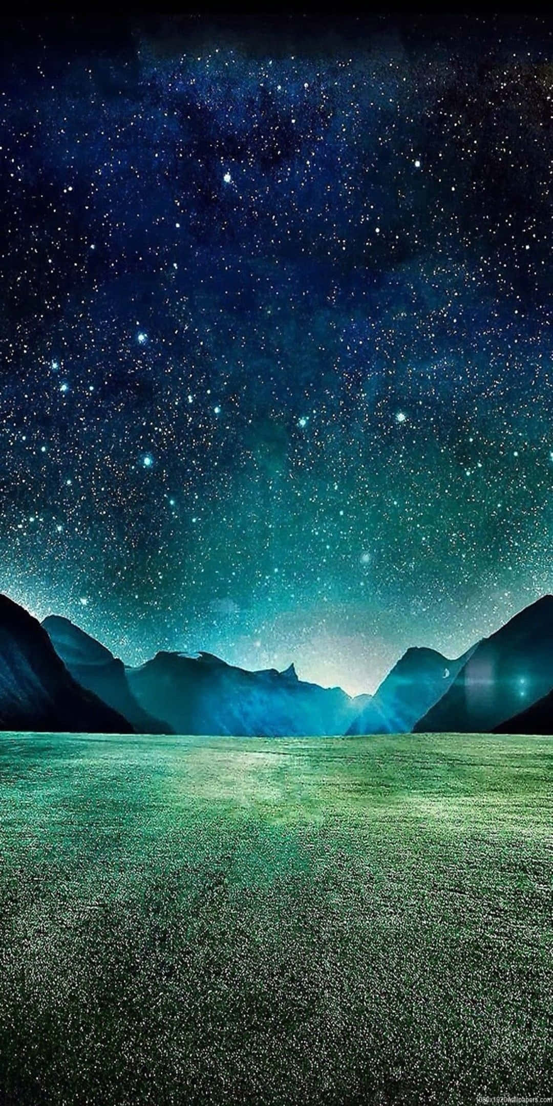 自然 桌布 壁紙 — 廣闊的星空在宇宙極光下，照亮了寧靜的綠色田野，田野上有黑暗的山脈輪廓。
