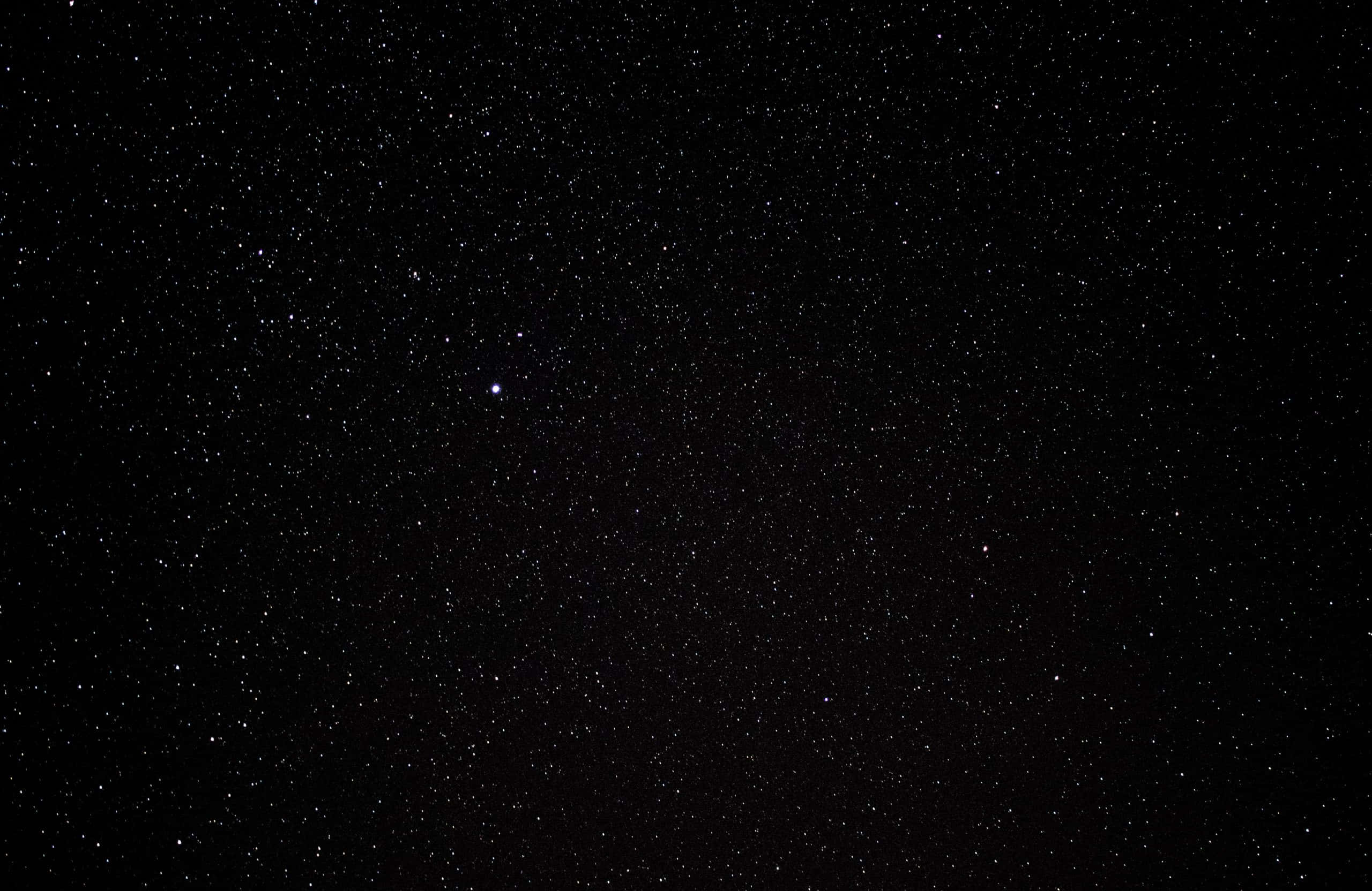 Stars 桌布 壁紙 — 廣闊的星空夜空，充滿無數閃爍的星星，映襯著深邃的黑色虛空。