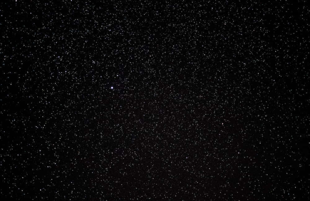 太空 桌布 壁紙 — 廣闊的星空夜空，在深邃的黑色虛空中充滿了無數閃爍的星星。