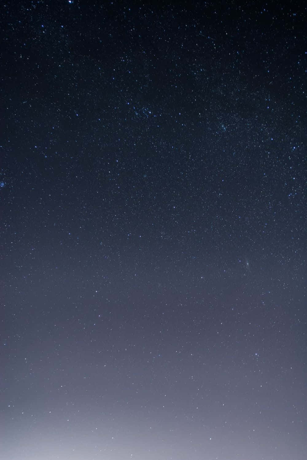 Aesthetic Night Sky 桌布 壁紙 — 廣闊的星空夜空，有無數閃爍的星星和微妙的星雲，在深靛藍和海軍藍中發光。
