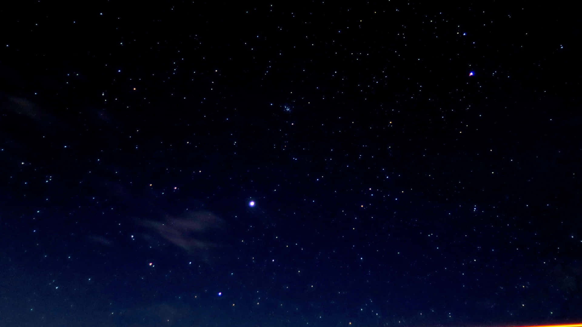 Starry Sky 桌布 壁紙 — 廣闊的星空夜空，閃爍的星星和淡淡的雲朵，散發著微妙的橙色地平線。