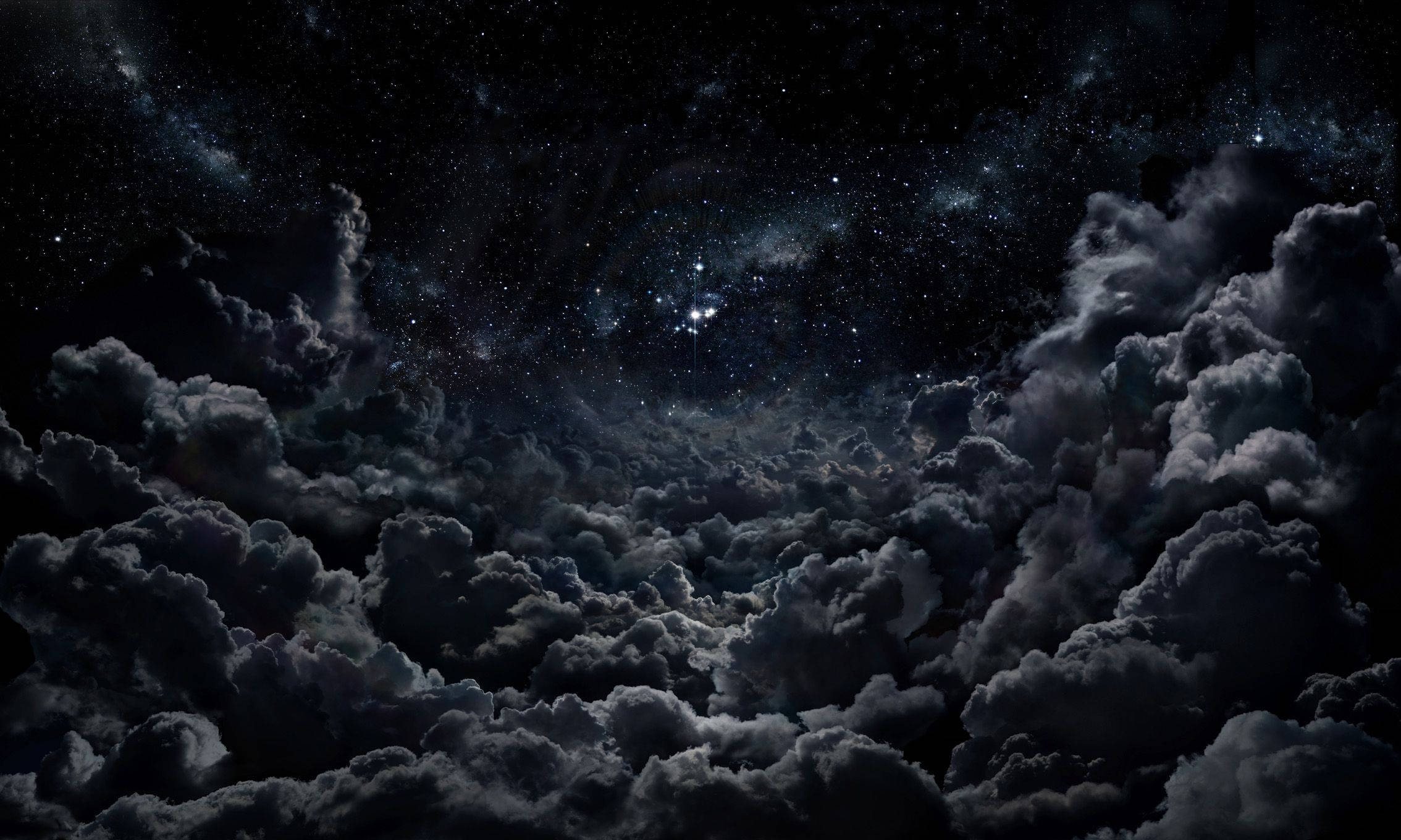 雲朵 桌布 壁紙 — 廣闊的暗雲在繁星點點的夜空下飄移，顯露出發光的星雲和遙遠的星系。