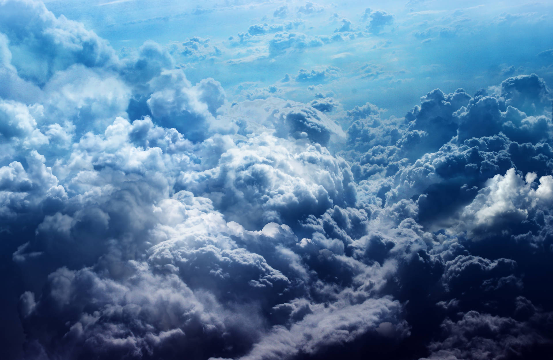 Beautiful Sky 桌布 壁紙 — 廣闊的棉花狀雲朵在深淺藍色調中，在明亮的天空下無盡延伸。