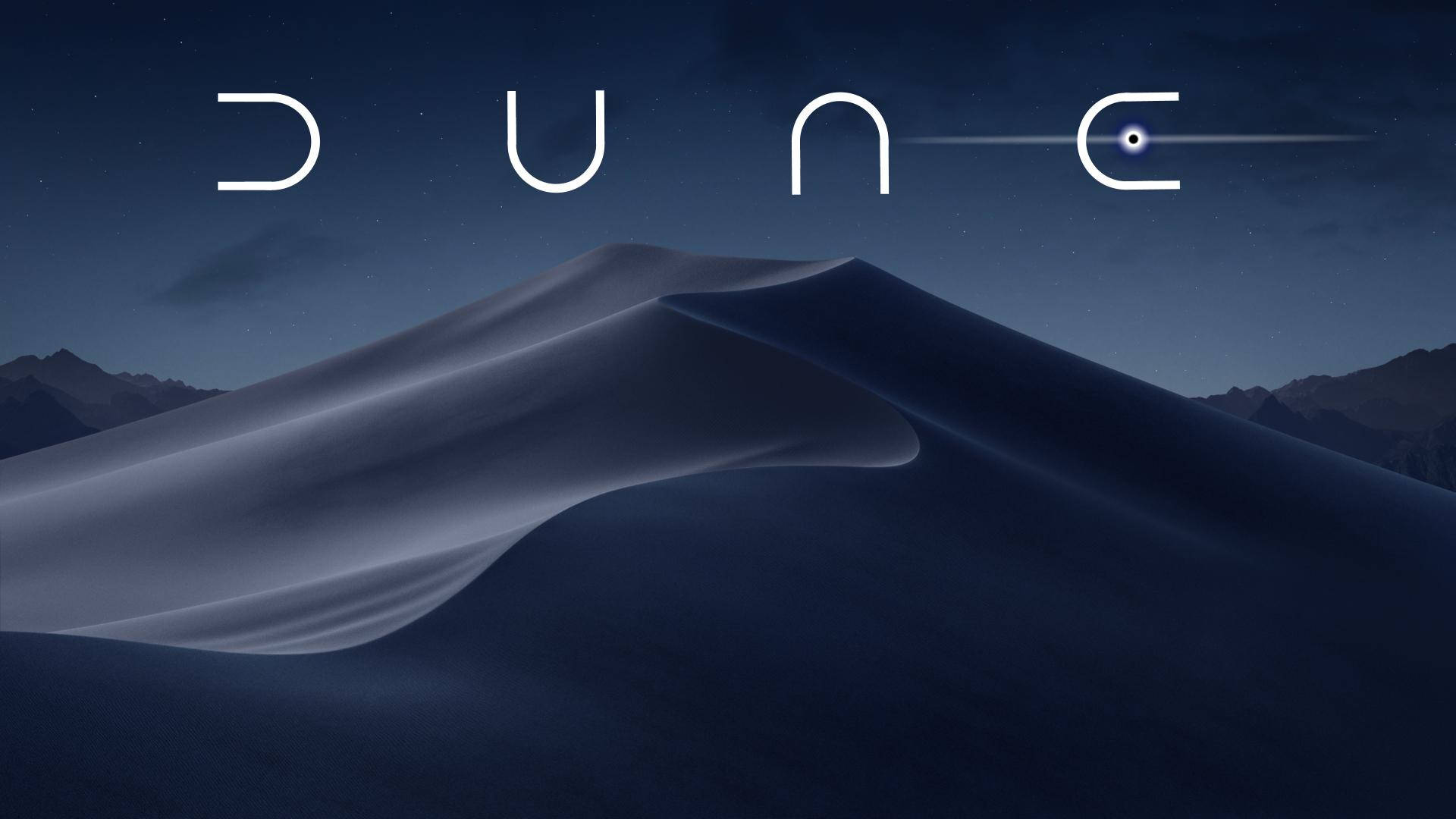 Dune Movie 桌布 壁紙 — 廣闊的沙漠沙丘，星空下，上方閃耀著「DUNE」字樣。