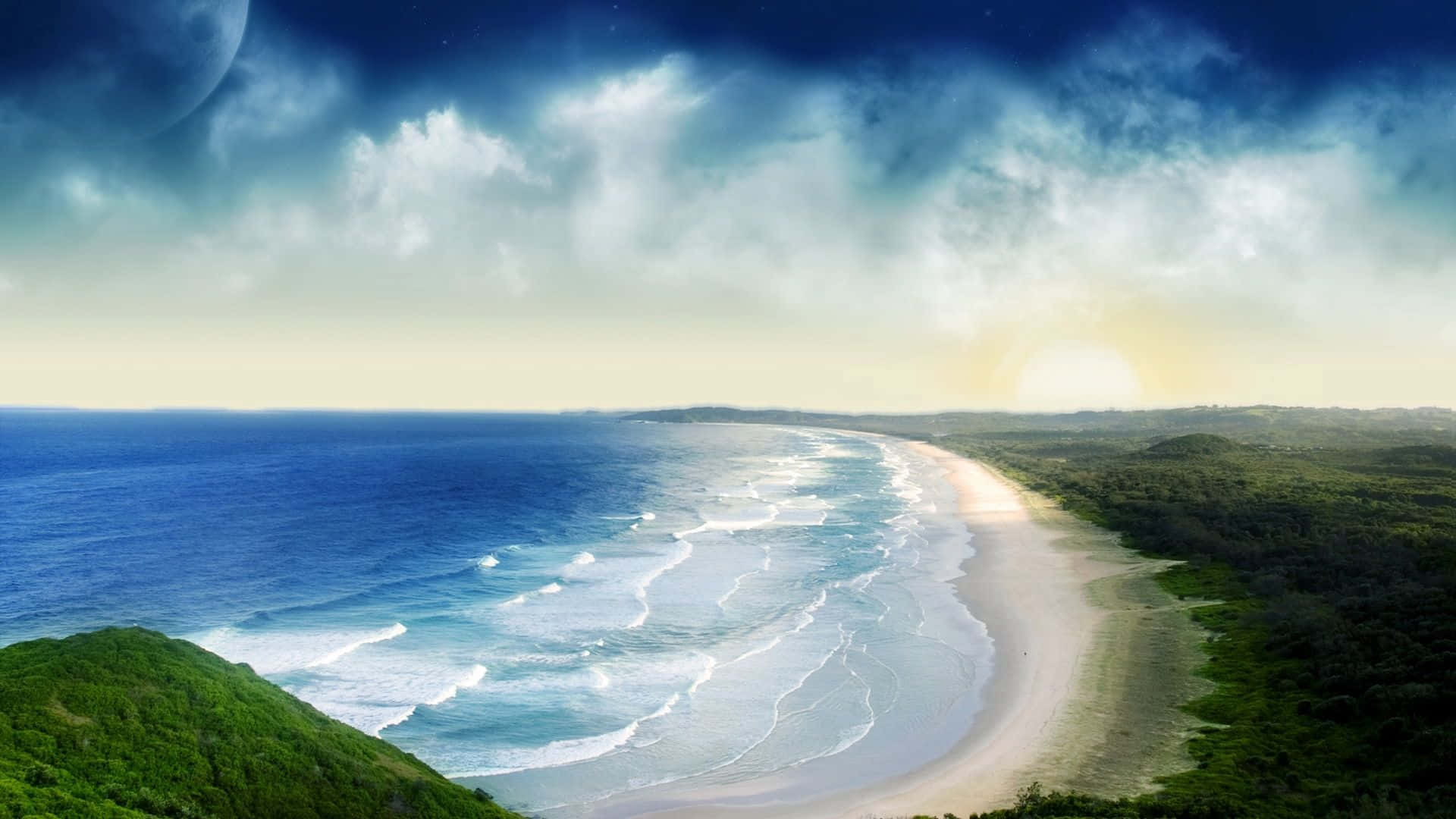 Beach Scene 桌布 壁紙 — 廣闊的海岸景色，碧綠色的海浪拍打著沙灘，兩旁是茂密的綠色山丘，天空多雲而戲劇化，太陽閃耀。