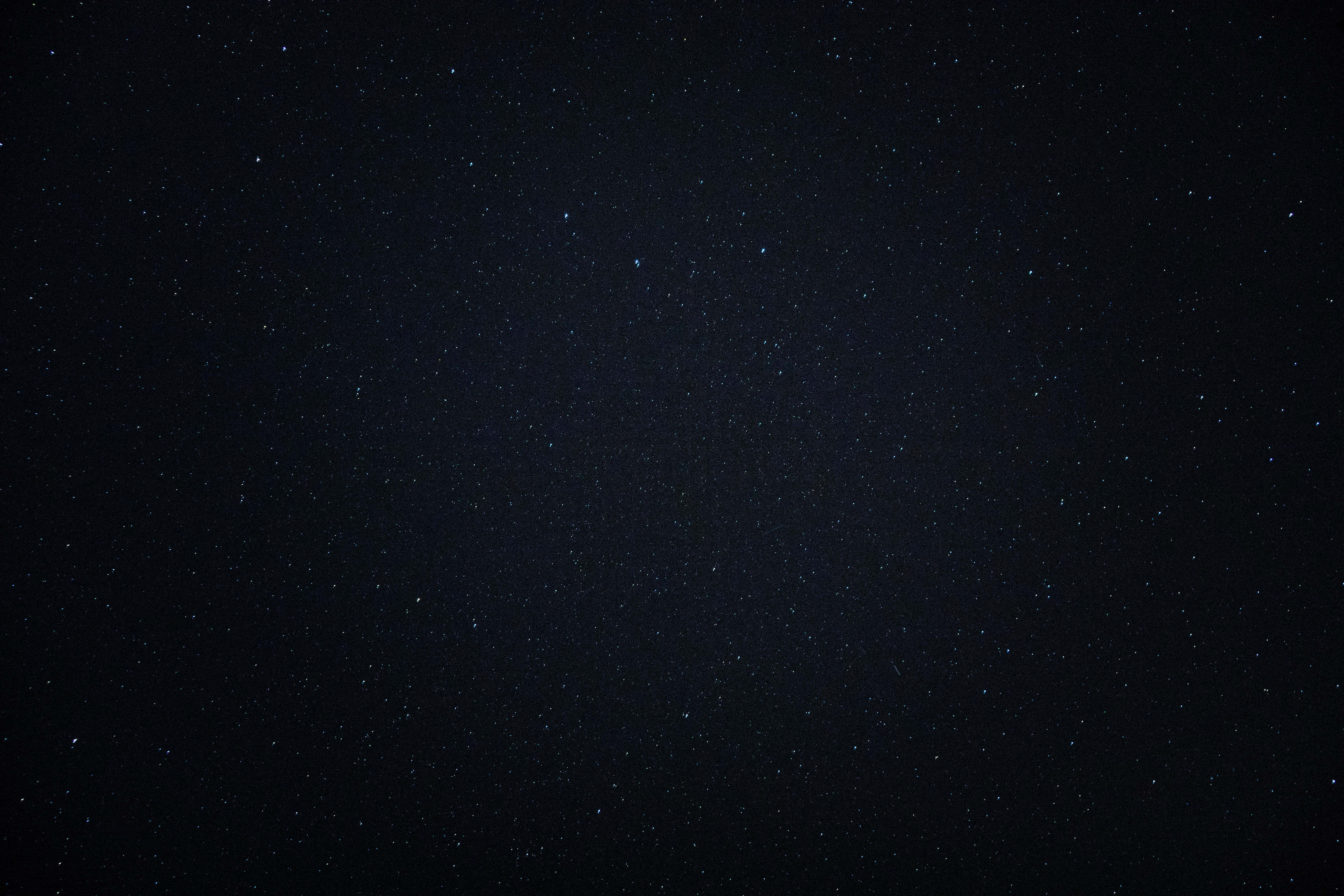 Dark Sky 桌布 壁紙 — 廣闊的深藍色夜空，佈滿無數閃爍的星星，散落在深邃的藍色天際。