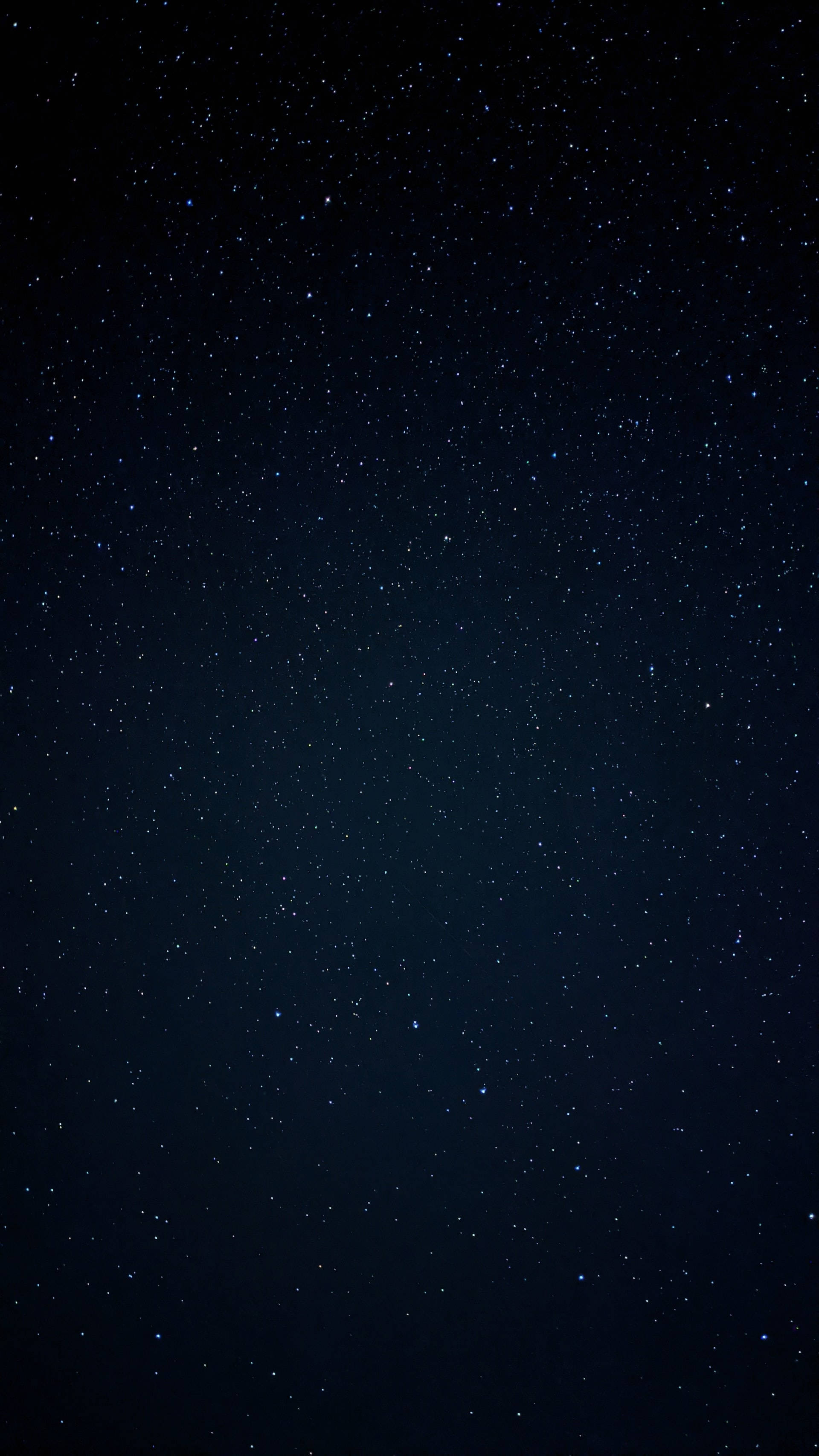 black aesthetic tumblr iPhone 桌布 壁紙 — 廣闊的深藍色夜空，充滿無數閃爍的星星，無盡地延伸在上方。