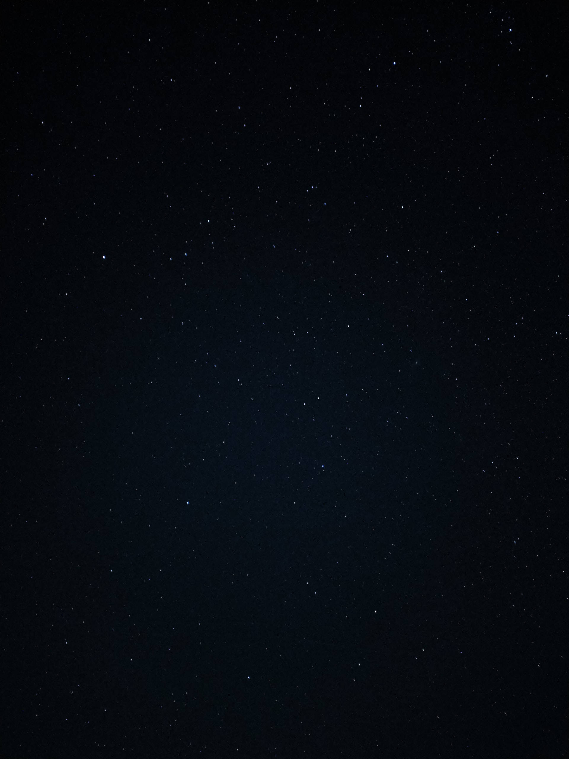 夜空 桌布 壁紙 — 廣闊的深藍色夜空，充滿無數閃爍的星星，背景是深靛藍色。