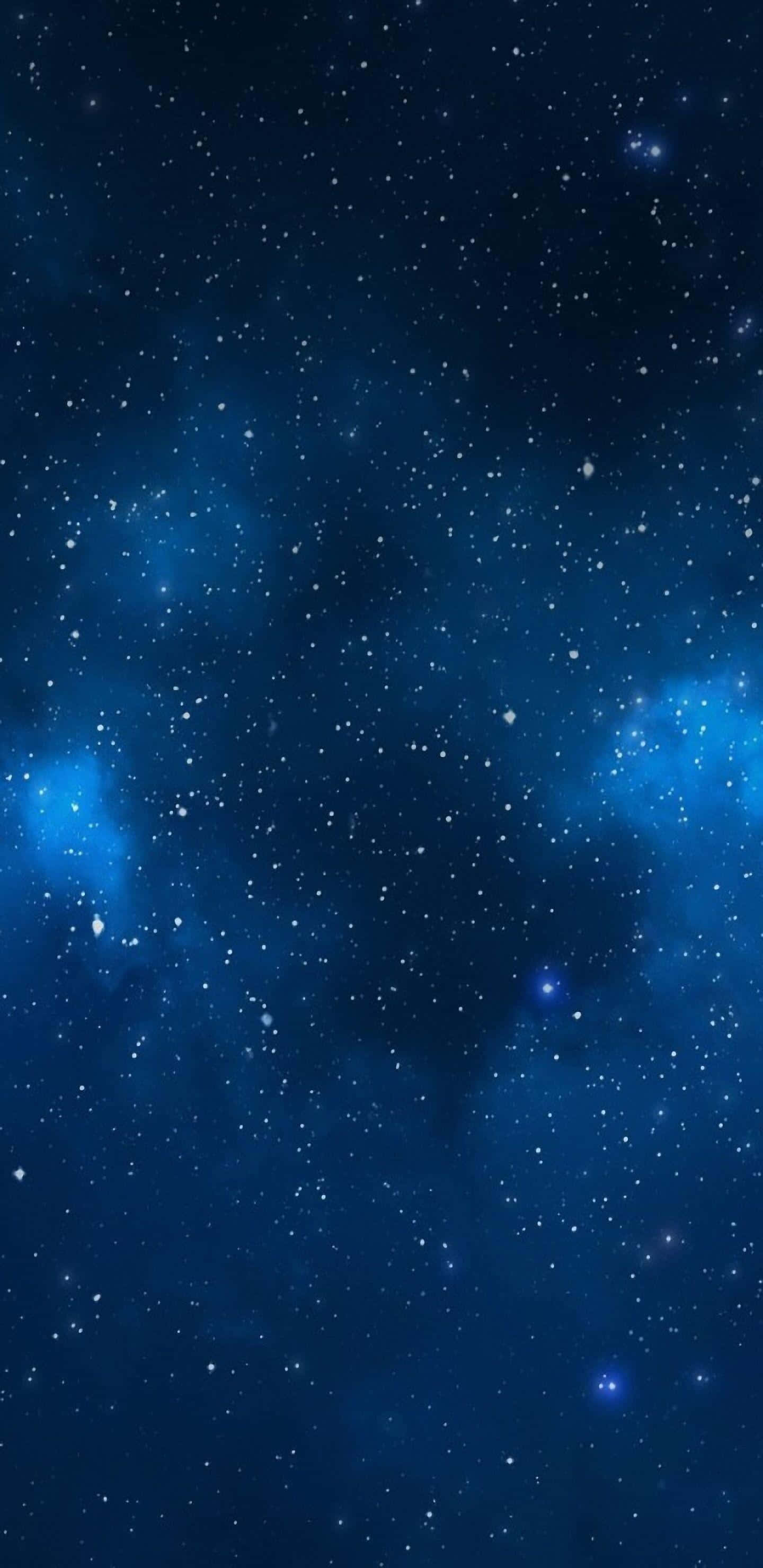 Beautiful Blue 桌布 壁紙 — 廣闊的深藍色宇宙空間，充滿閃爍的星星和發光的星雲。