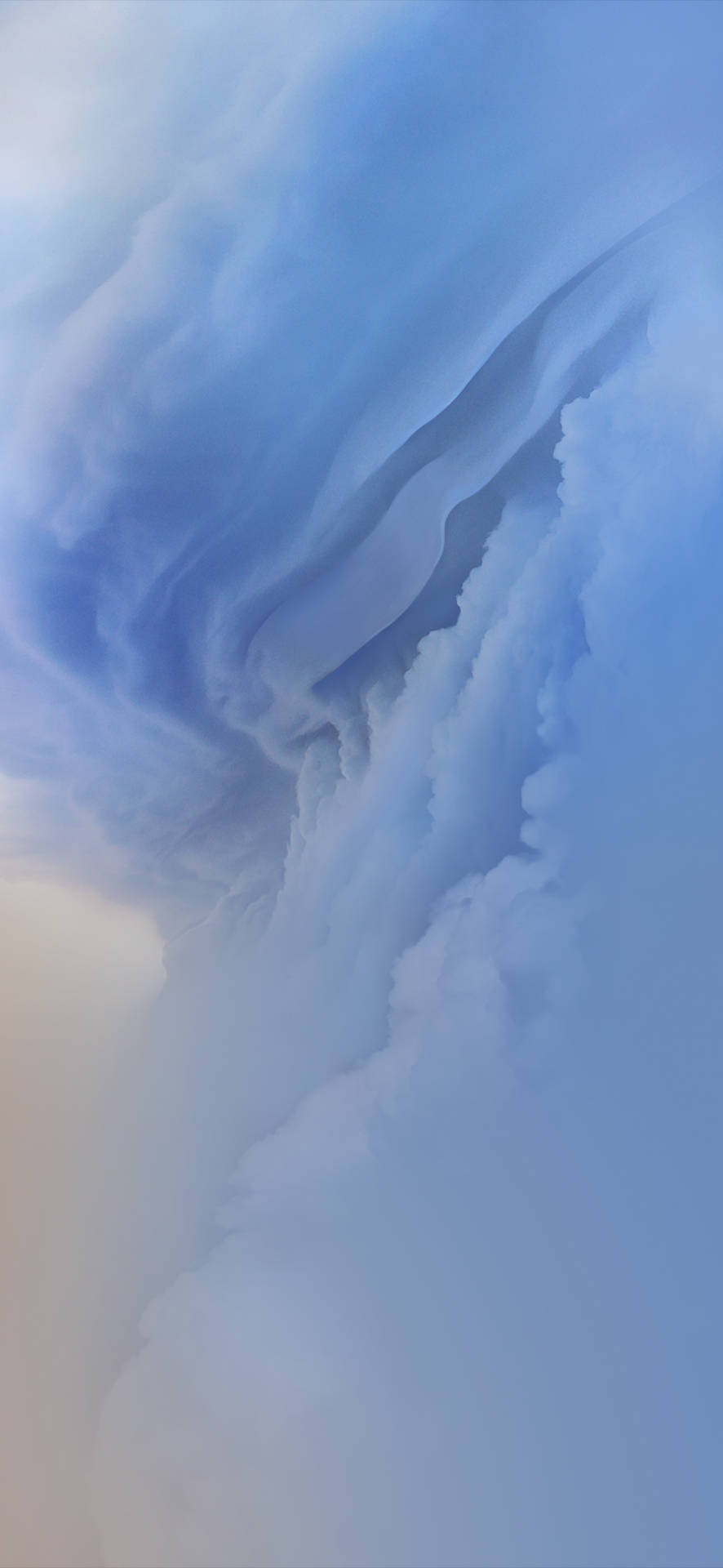 Clouds 桌布 壁紙 — 廣闊的漩渦狀雲朵，柔和藍白相間，營造出寧靜夢幻的天空景象。