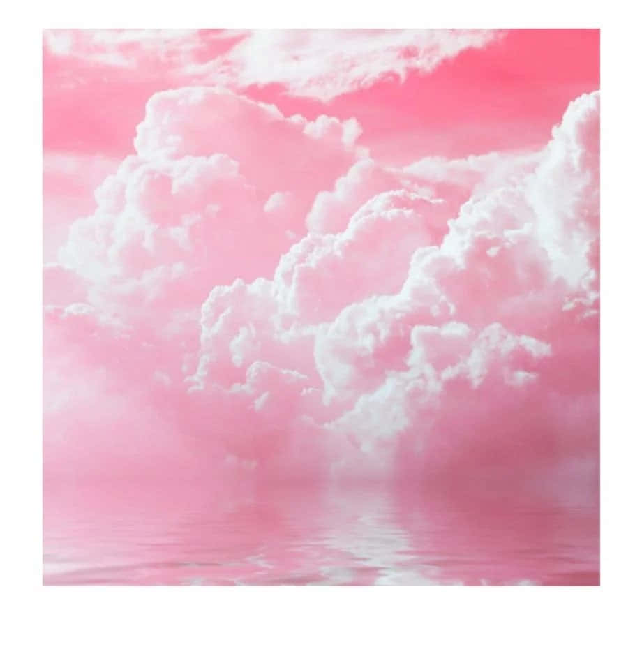 Pastel Pink Aesthetic 桌布 壁紙 — 廣闊的粉紅色天空，蓬鬆的白雲完美地倒映在平靜的水面上，營造出夢幻超現實的氛圍。