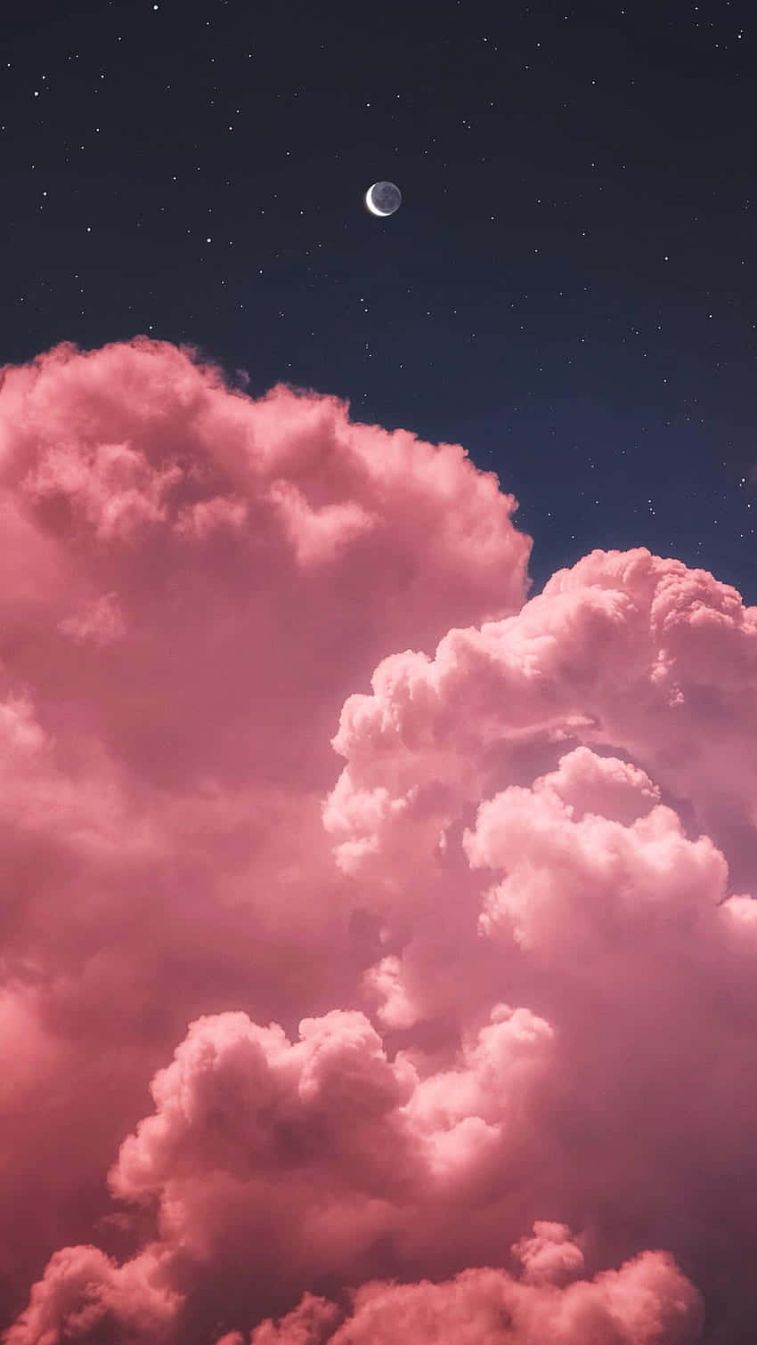 美學雲朵 桌布 壁紙 — 廣闊的粉紅色雲朵在彎月和星空下飄移。