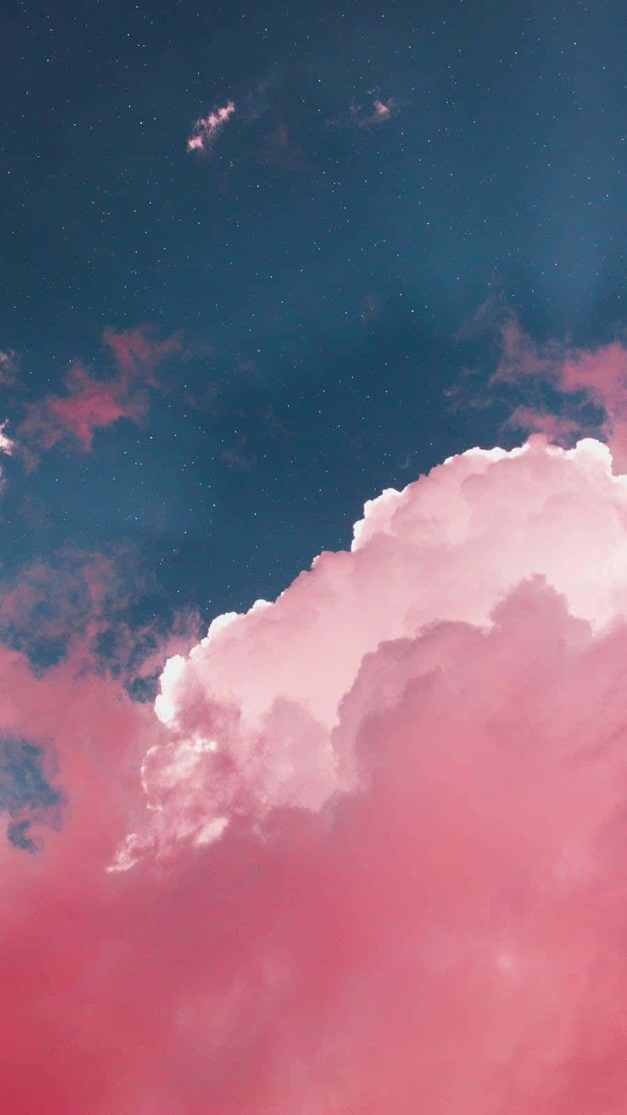 夜空 桌布 壁紙 — 廣闊的粉紅雲朵在繁星點點的藍綠色天空中飄移，營造出夢幻般的天體場景。