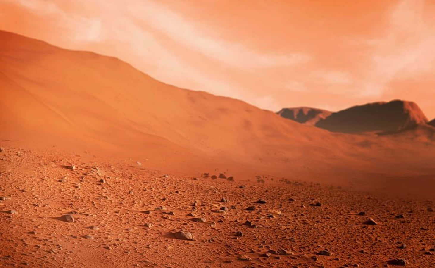 Mars Surface 桌布 壁紙 — 廣闊的紅橙色火星景觀，在朦朧的天空下，有起伏的沙丘和岩石地形。