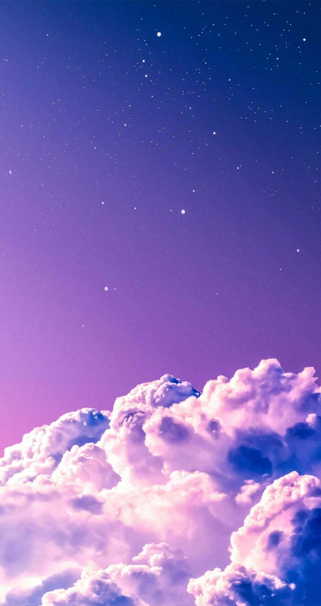Lock Screen iPhone 桌布 壁紙 — 廣闊的紫色和藍色天空，佈滿星星，在粉紅色和紫羅蘭色調中閃耀的蓬鬆雲朵之上。