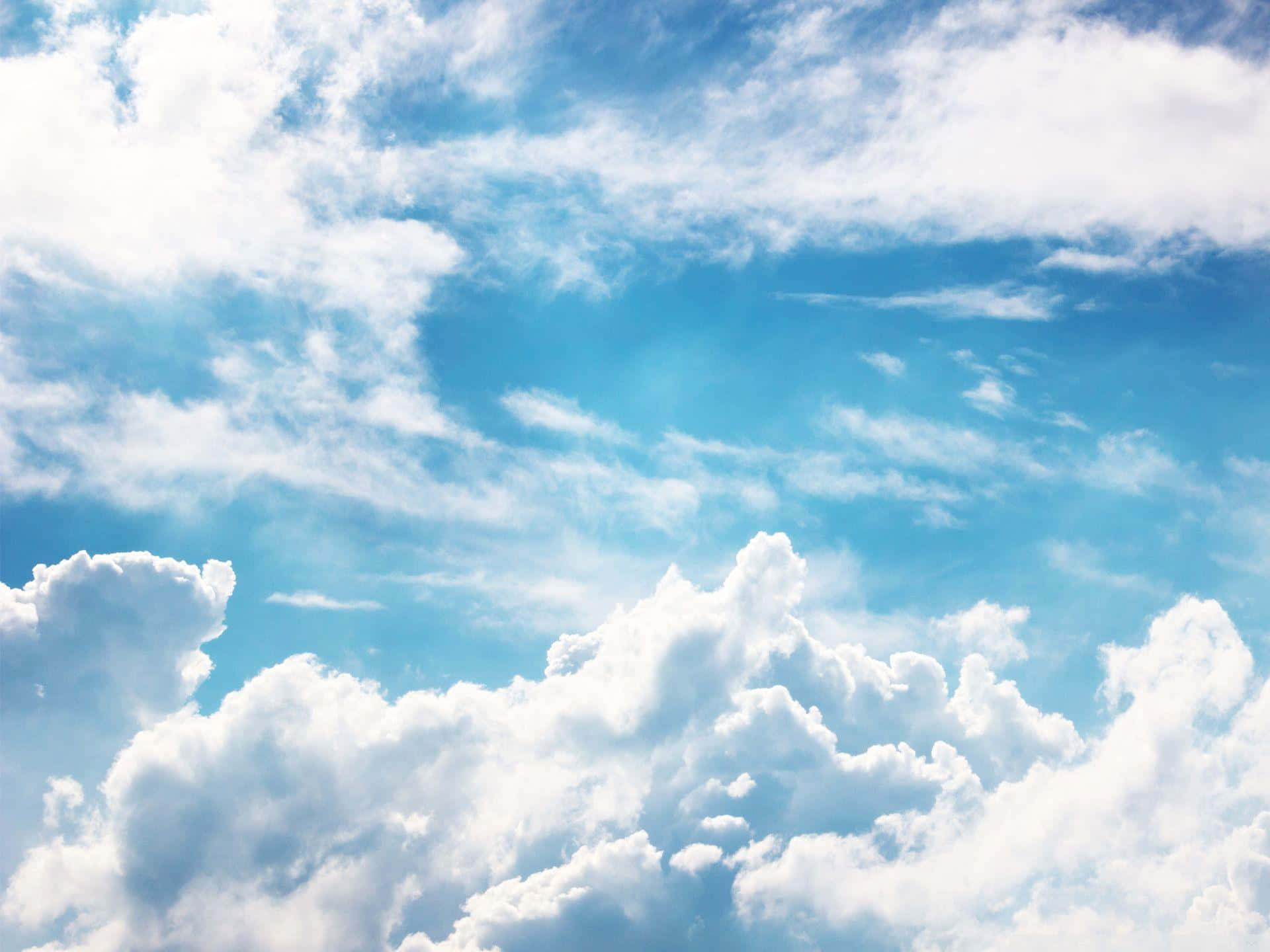 Sky Clouds 桌布 壁紙 — 廣闊的藍天，充滿蓬鬆的白雲，在明亮的白天地平線上飄移。