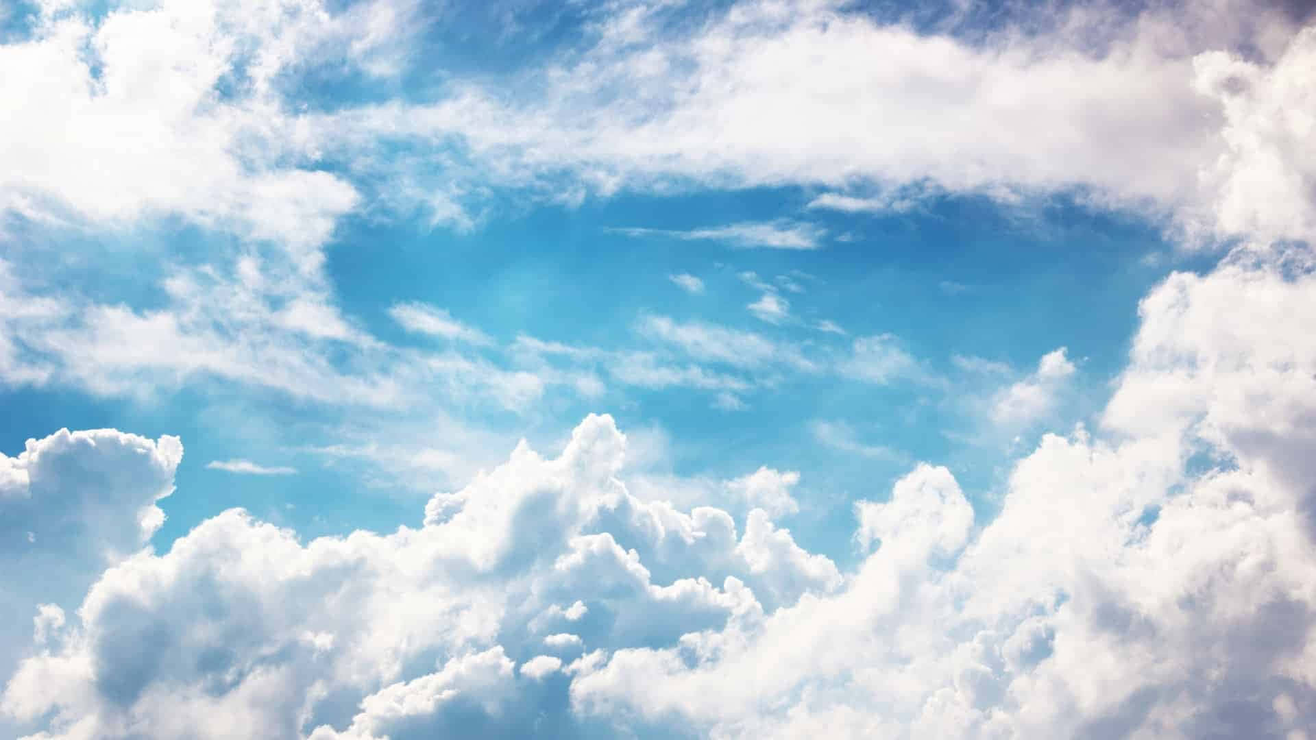 White Cloud 桌布 壁紙 — 廣闊的藍天，充滿蓬鬆的白雲，在晴朗陽光明媚的日子裡飄動。