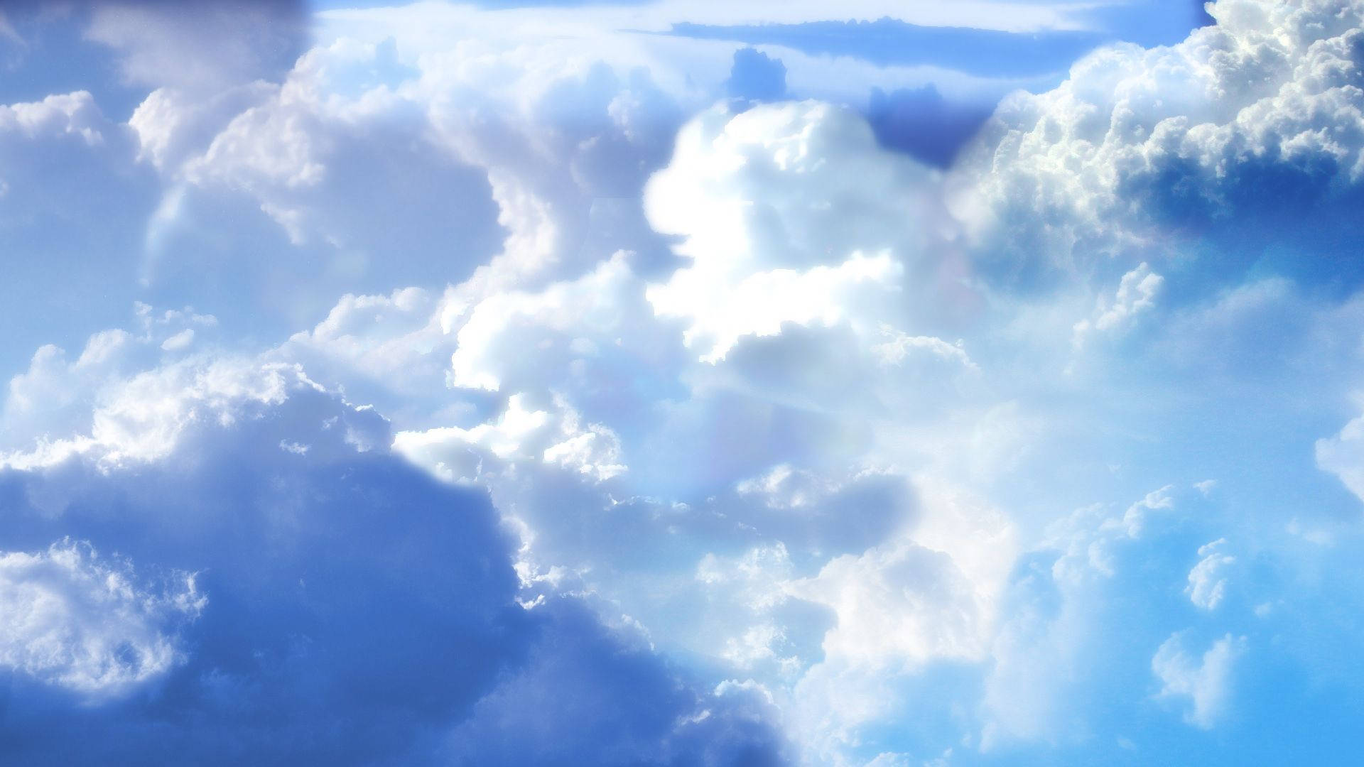 雲朵 桌布 壁紙 — 廣闊的藍天佈滿蓬鬆的白雲，被明亮的陽光照射，產生柔和的鏡頭光暈。