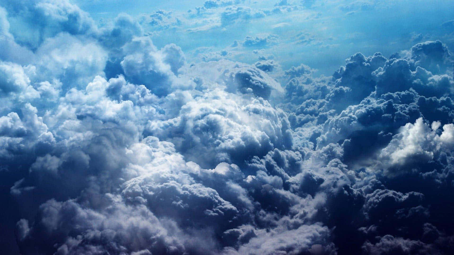 Aesthetic Cloud 桌布 壁紙 — 廣闊的藍白色調蓬鬆雲朵在明亮的天空下無盡延伸。