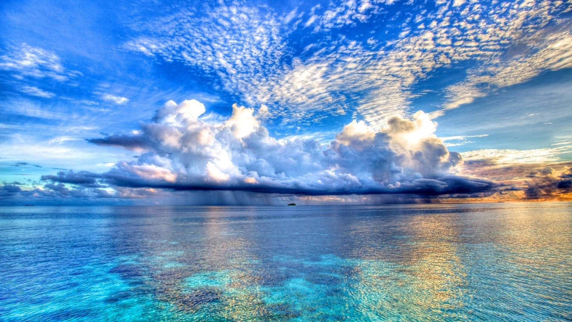 Clouds Aesthetics 桌布 壁紙 — 廣闊的藍綠色海洋與戲劇性的天空相遇，陽光照射的雲朵和遠處的船隻在平靜的水面上。