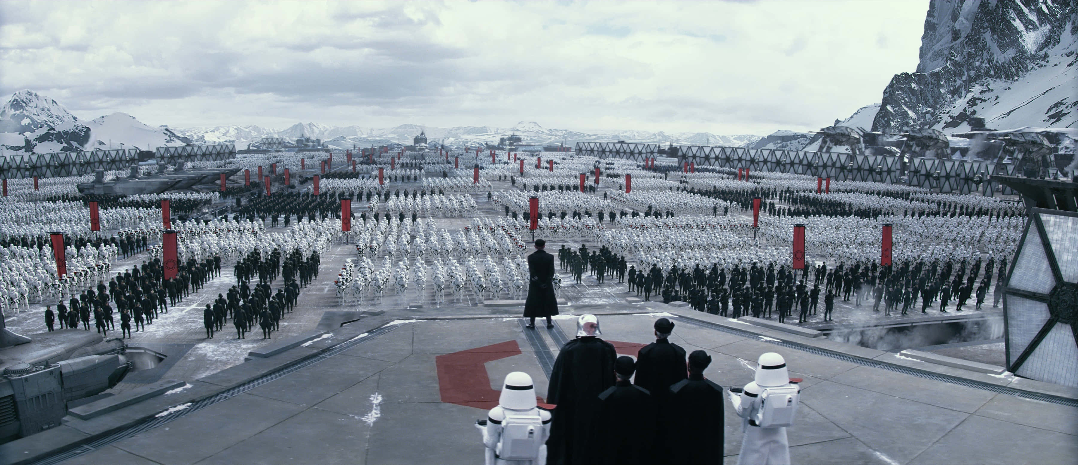 First Order 桌布 壁紙 — 廣闊的雪地戰場，一排排暴風兵和黑暗身影面向遠方山脈，天空陰沉。