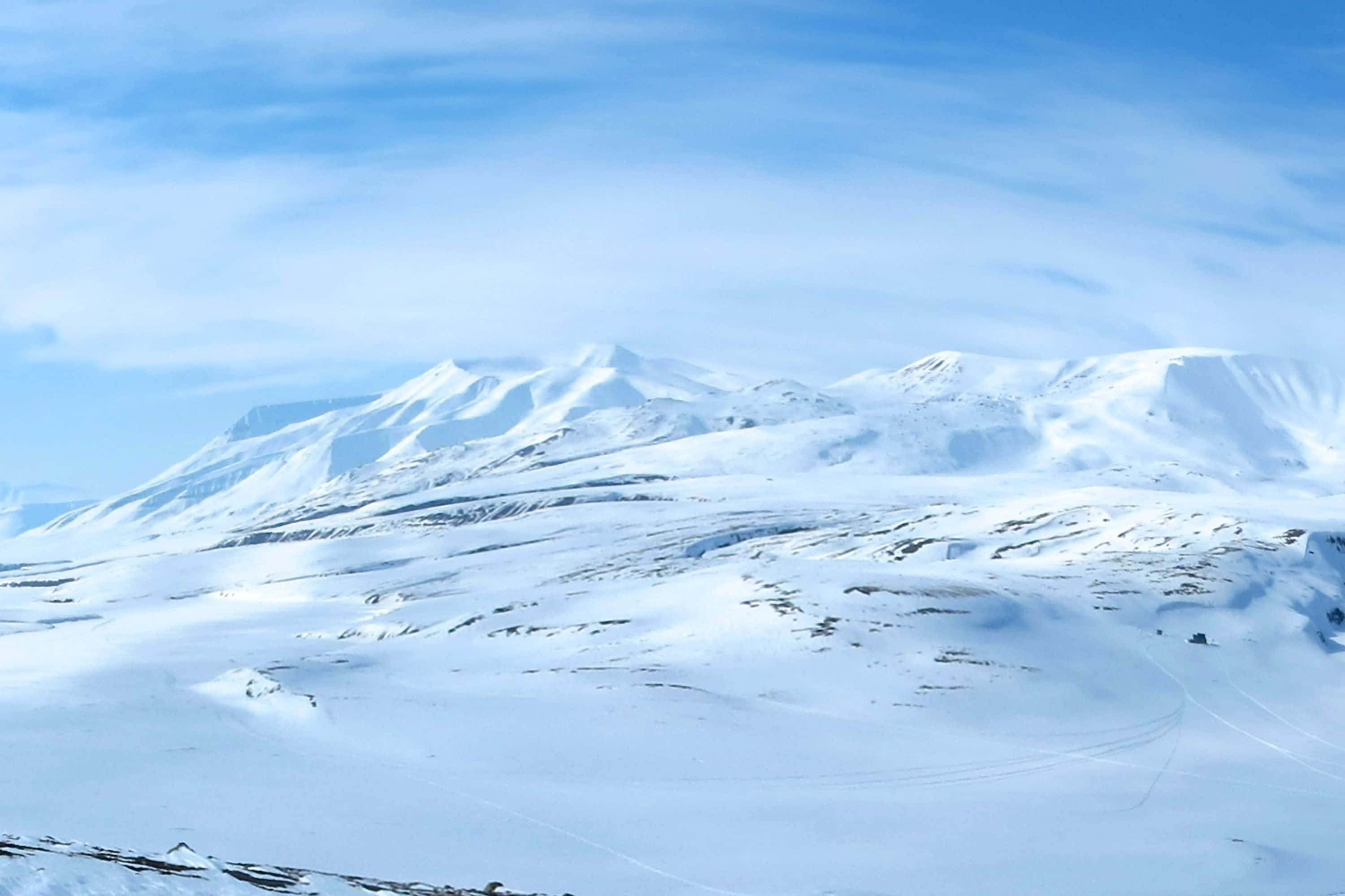 3000x2000 桌布 壁紙 — 廣闊的雪山山脈，在明亮的藍天和薄雲之下。