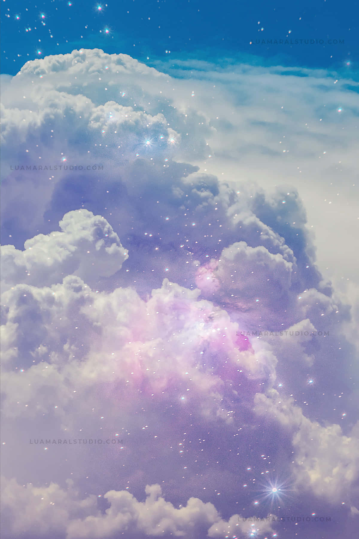 Aesthetic Sky 桌布 壁紙 — 廣闊的雲層以宇宙紫色和藍色色調旋轉，星星在天空中閃爍。