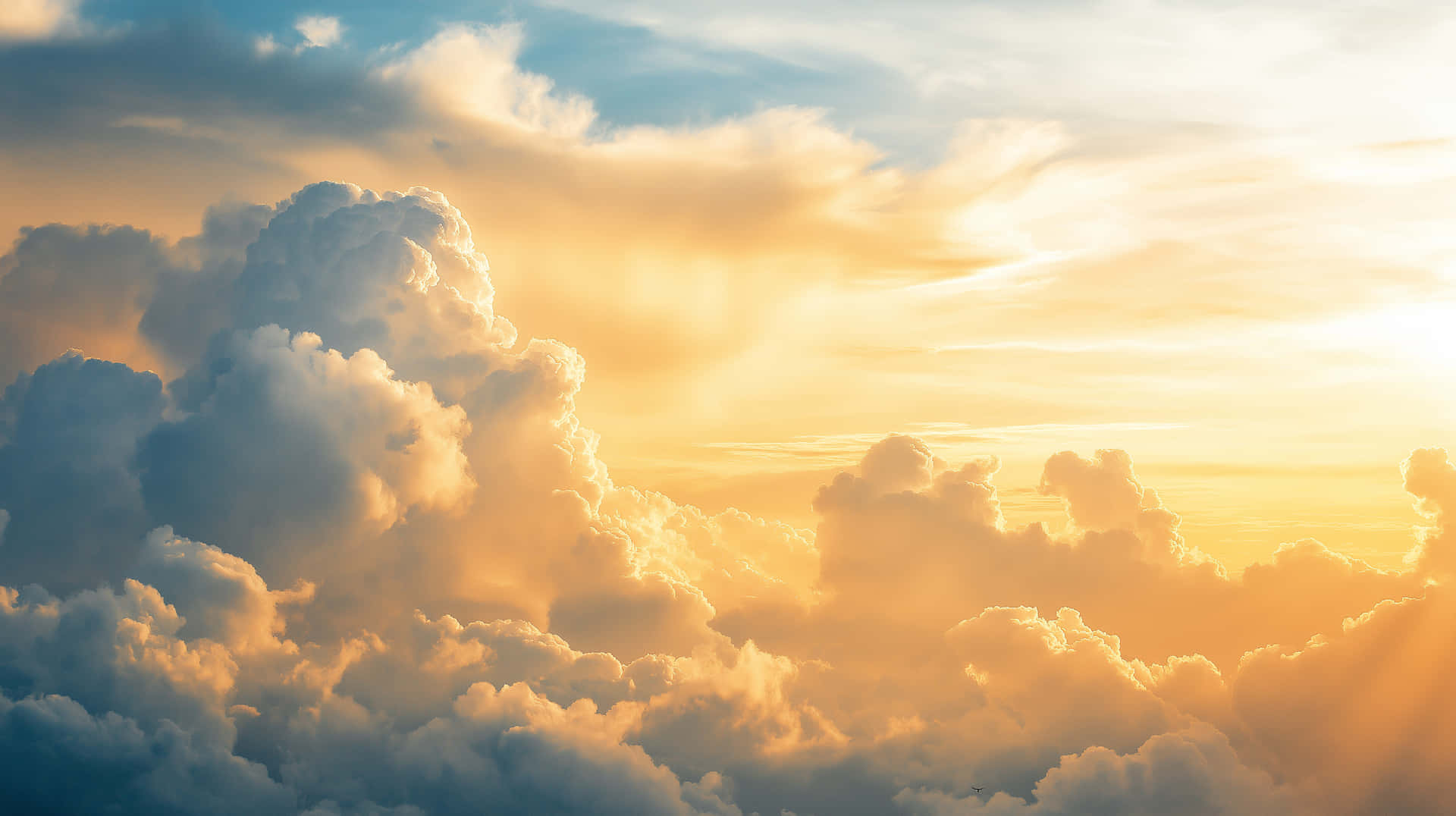 Majestic Dragon-Shaped Clouds at Golden Sunset Hour 壁紙 — 廣闊的雲層被金色陽光照射，在日出或日落時創造出戲劇性而寧靜的天空。