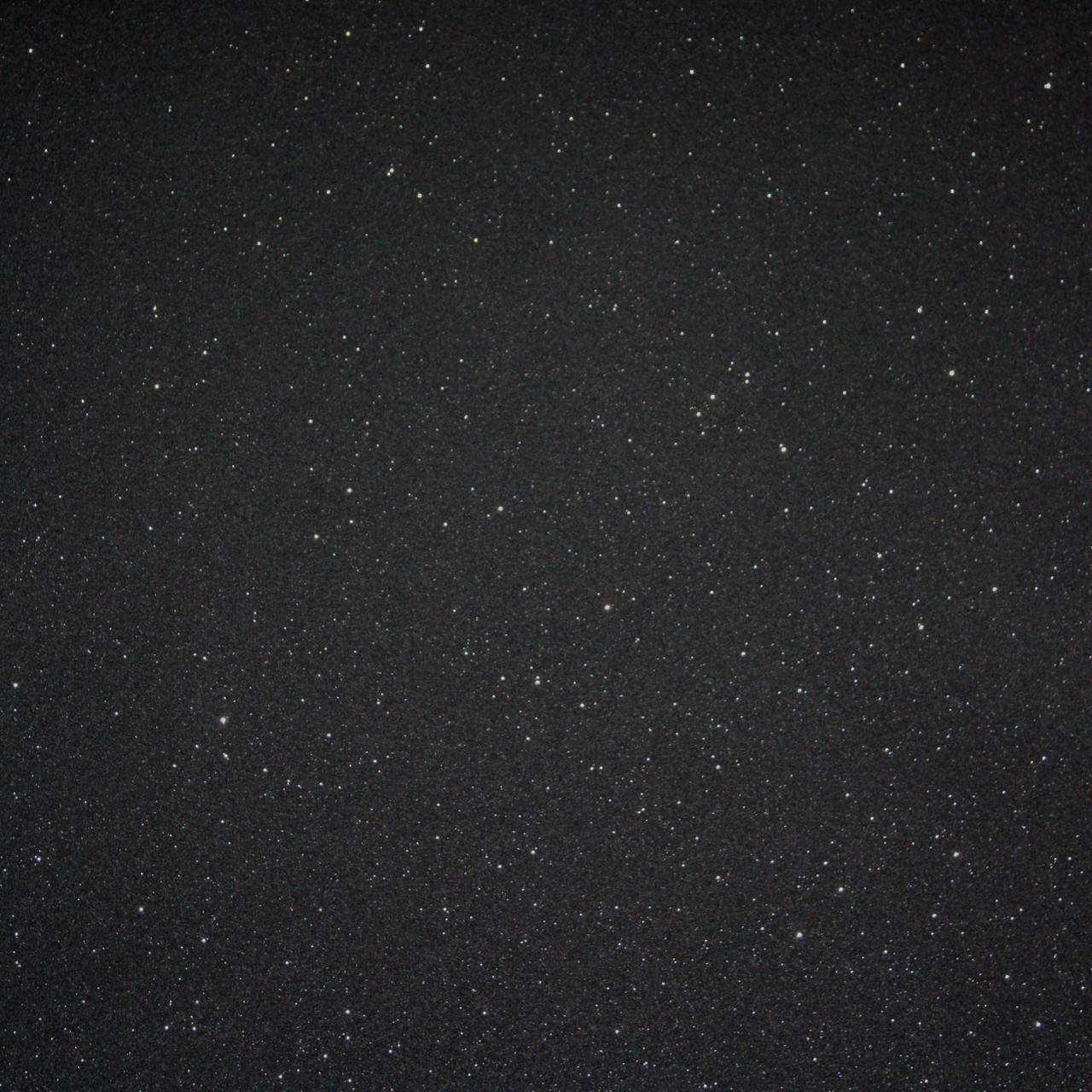 閃爍 桌布 壁紙 — 廣闊的黑暗天空充滿了無數閃爍的星星，營造出寧靜的宇宙場景。